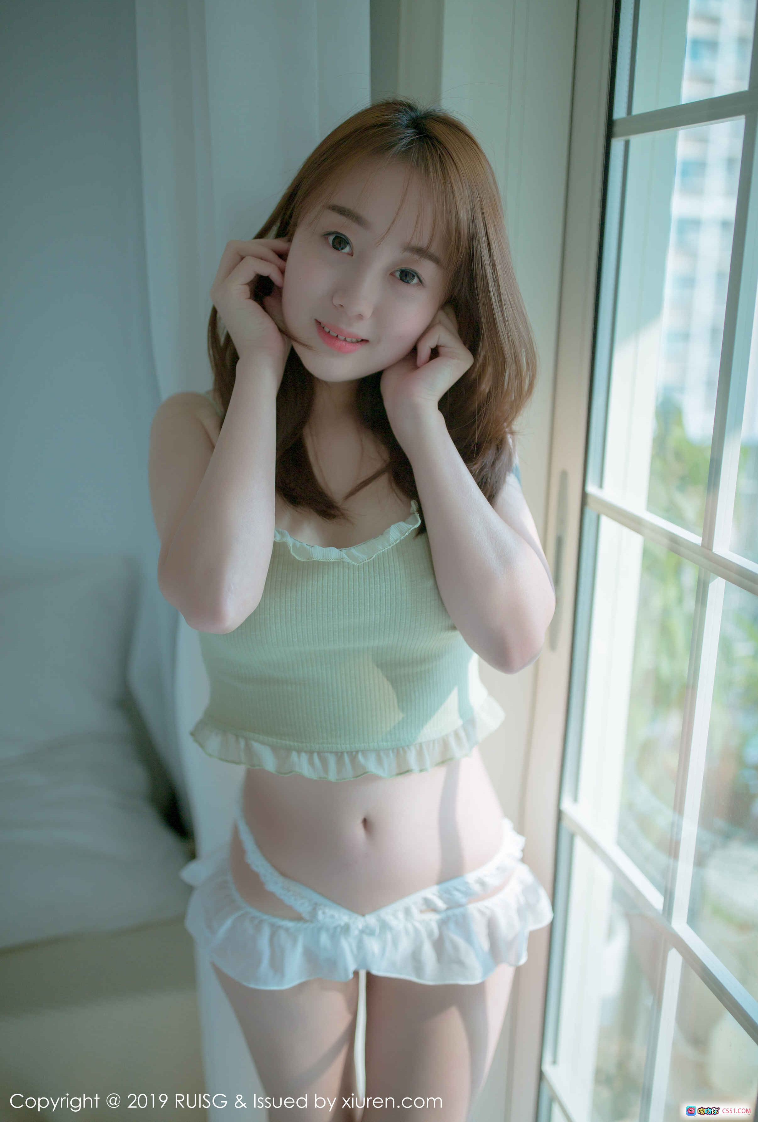 图片[4] - 风衣月Lucy卧室阅读写真 | RUISG瑞丝馆2019清新私房照 | 白色床品+薄纱窗帘+文艺眼镜+温柔少女风 - 就要吻