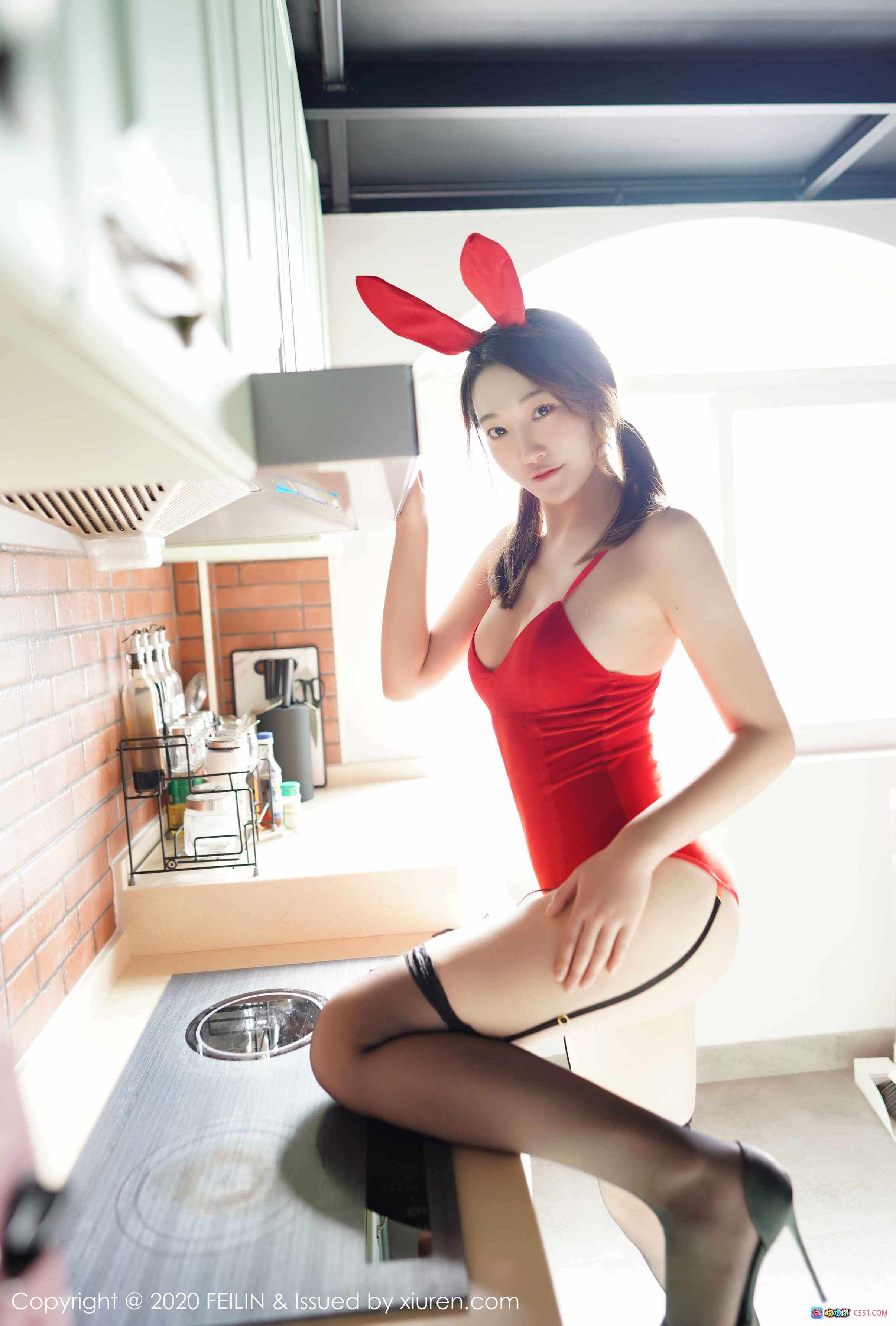 图片[6] - FEILIN 2020.02.19 Vol.226 小熊猫 红色兔女郎连体衣 黑丝吊带袜 高跟鞋 厨房写真 77图198M - 就要吻