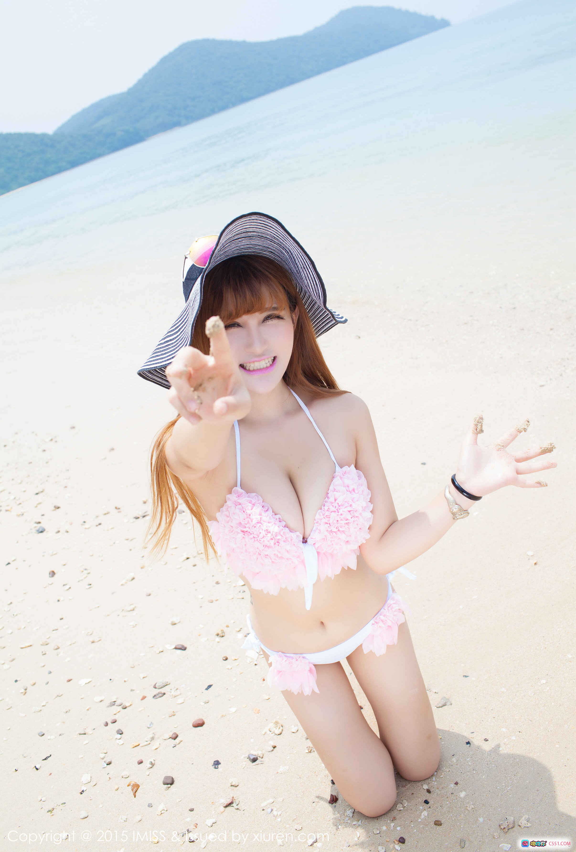 图片[9] - IMISS爱蜜社LalaBaby啦啦2015.10.16 VOL.032 紫色比基尼花环少女户外木椅持瓶写真 - 就要吻