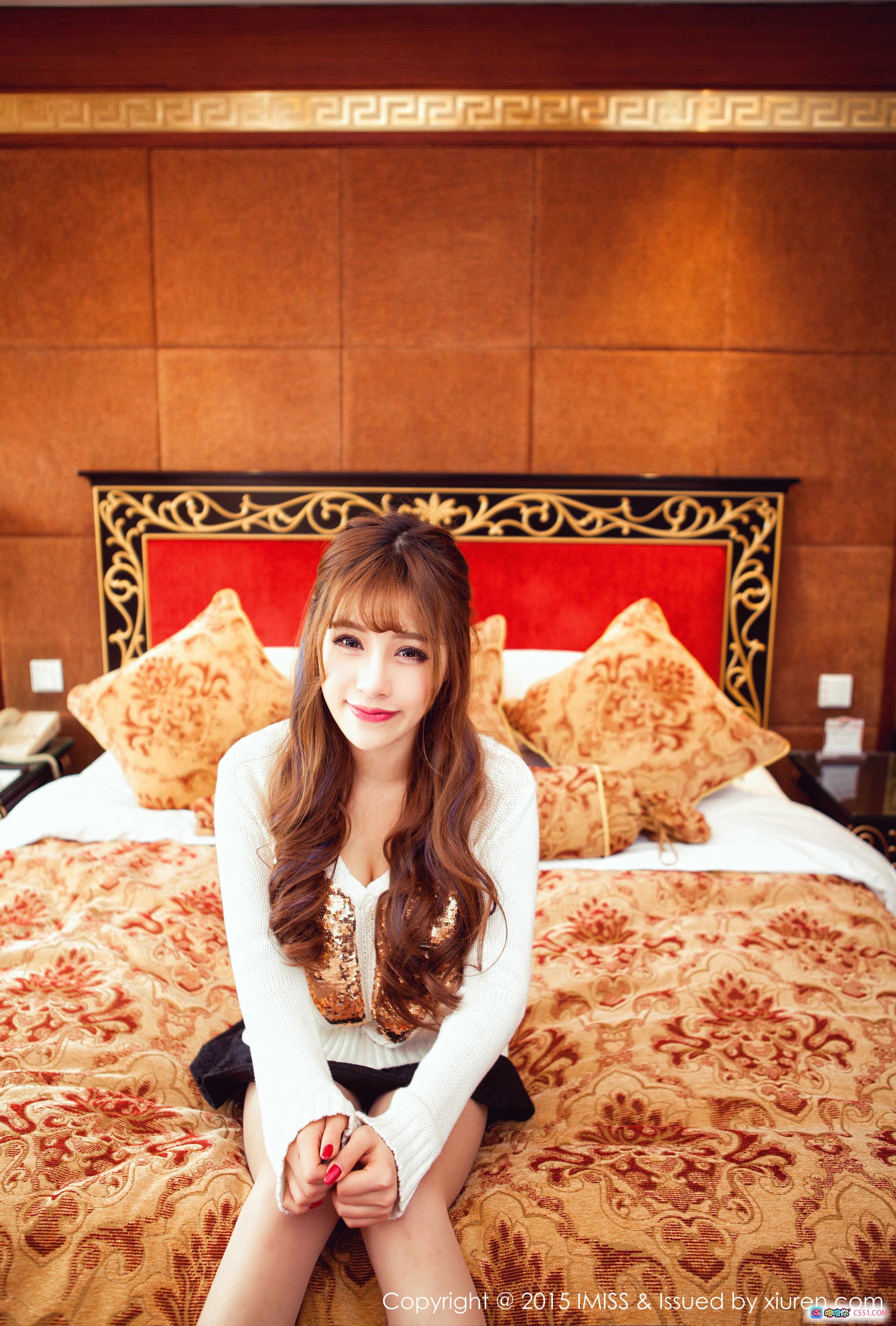 田老师优雅坐床写真 | IMiss爱蜜社2015 VOL.012 | 白色针织衫+亮片内搭 | 华丽红金床品背景 | 精致妆容长卷发 - 就要吻