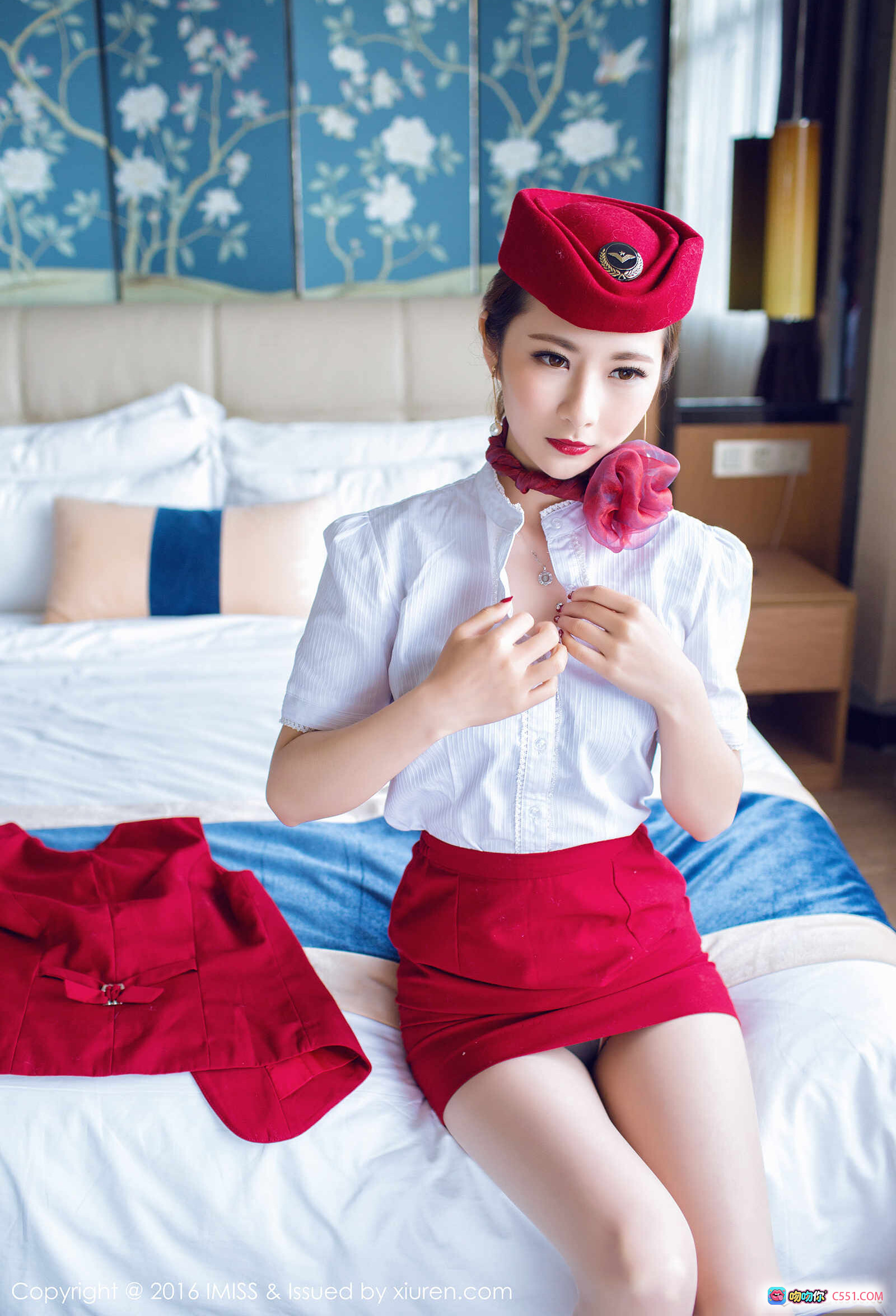 图片[8] - 莉莉Lily空姐制服写真 | 红色贝雷帽+短裙诱惑 | 酒店床拍性感私房照 | IMiss爱蜜社VOL.082高清图集 - 就要吻