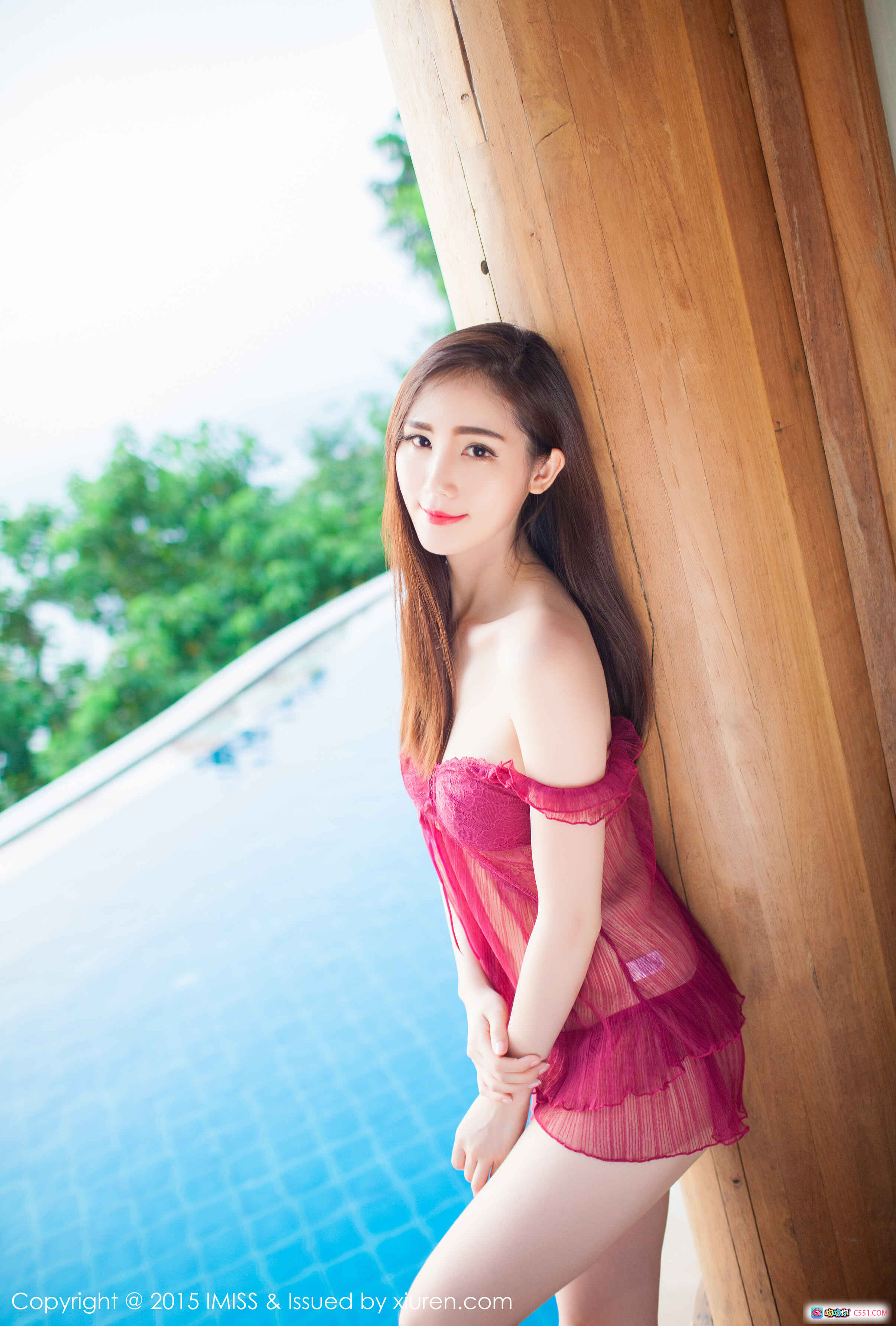 图片[10] - IMiss爱蜜社SISY思泳池边红裙写真 2015高清美腿性感私房照 木质地台优雅坐姿 - 就要吻
