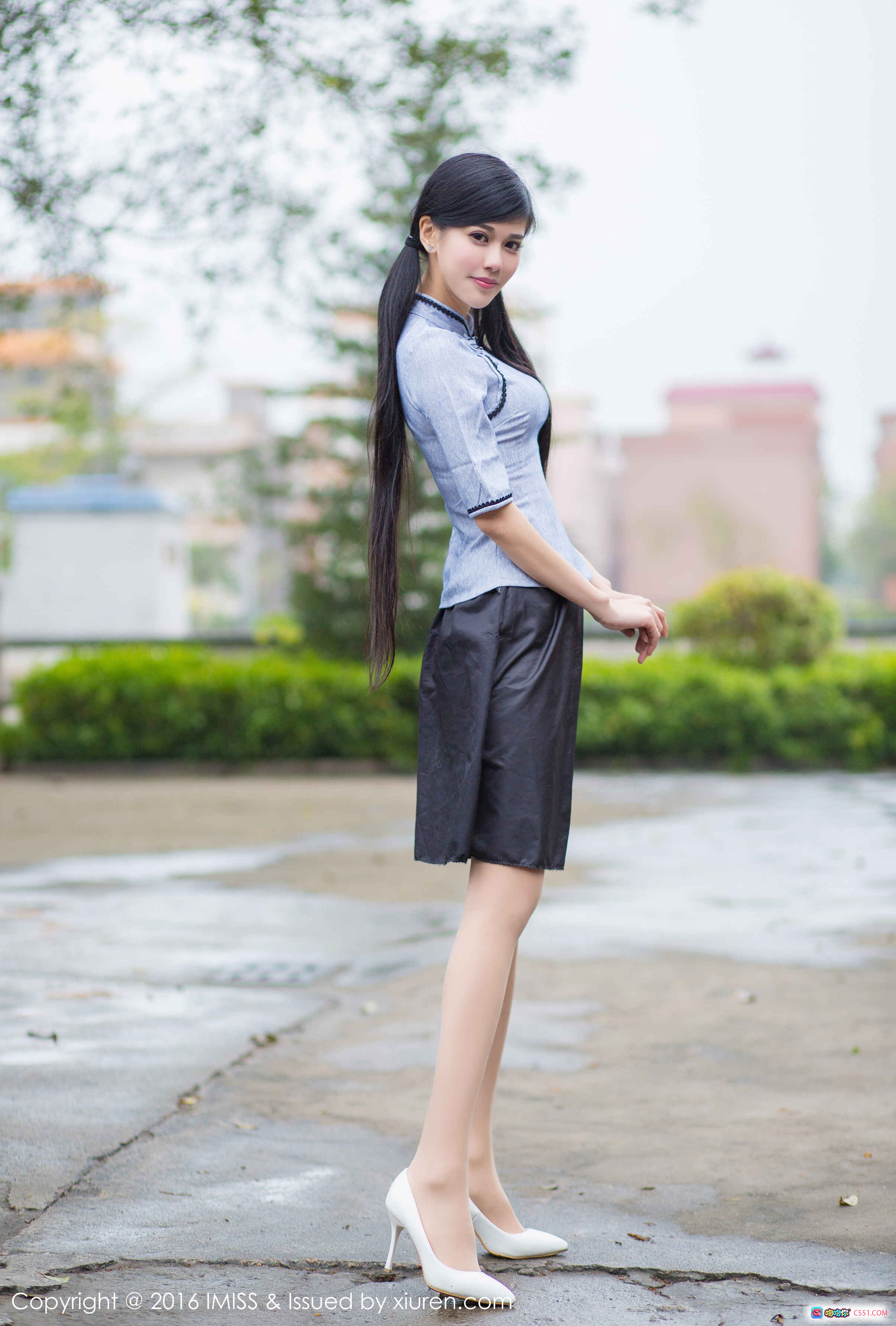 IMiss爱蜜社2016.03.13 VOL.070模特合集 穿蓝白旗袍上衣黑短裤白高跟 长发侧身回眸户外写真 - 就要吻