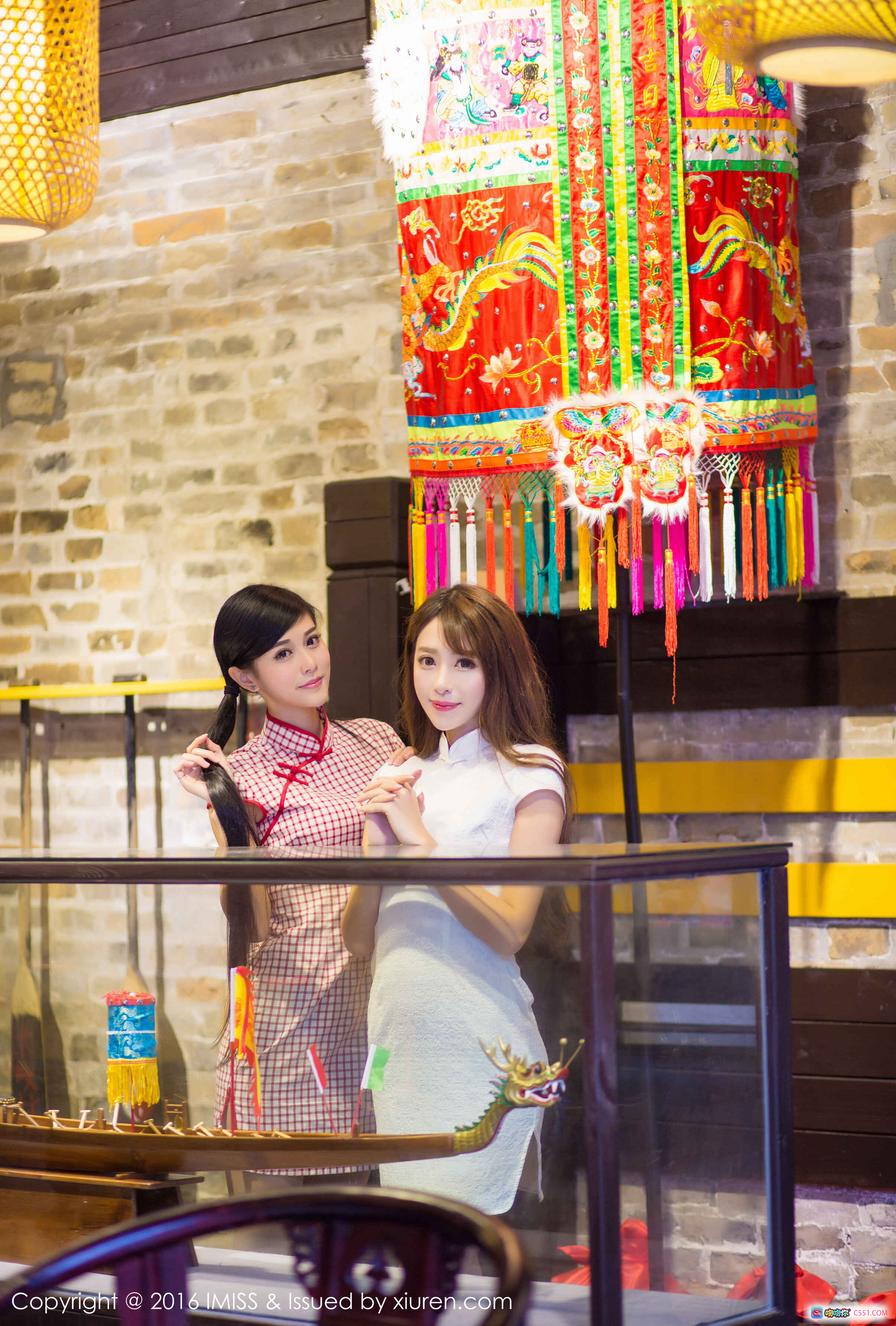 图片[5] - IMiss爱蜜社2016.03.13 VOL.070模特合集 穿蓝白旗袍上衣黑短裤白高跟 长发侧身回眸户外写真 - 就要吻