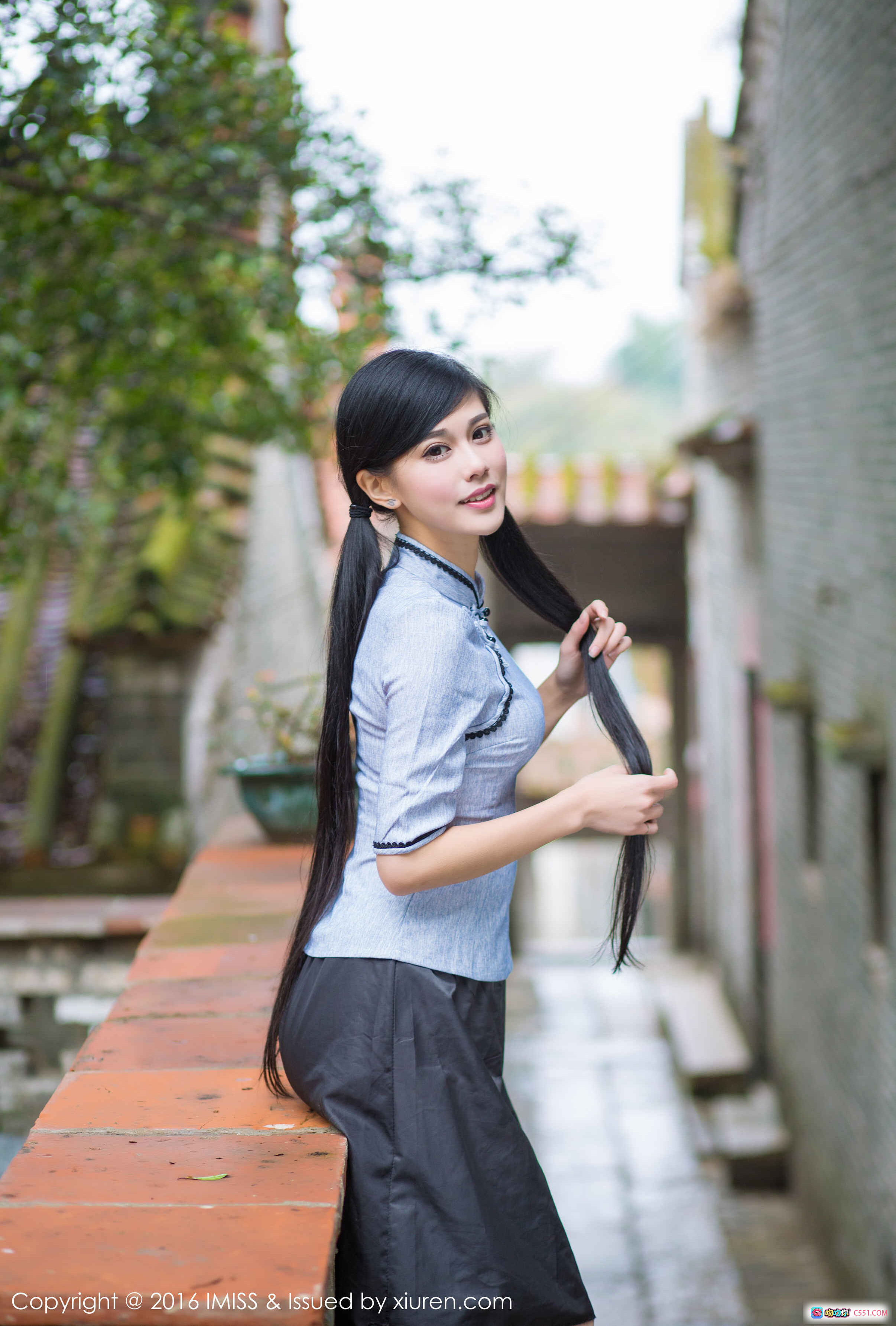 图片[8] - IMiss爱蜜社2016.03.13 VOL.070模特合集 穿蓝白旗袍上衣黑短裤白高跟 长发侧身回眸户外写真 - 就要吻