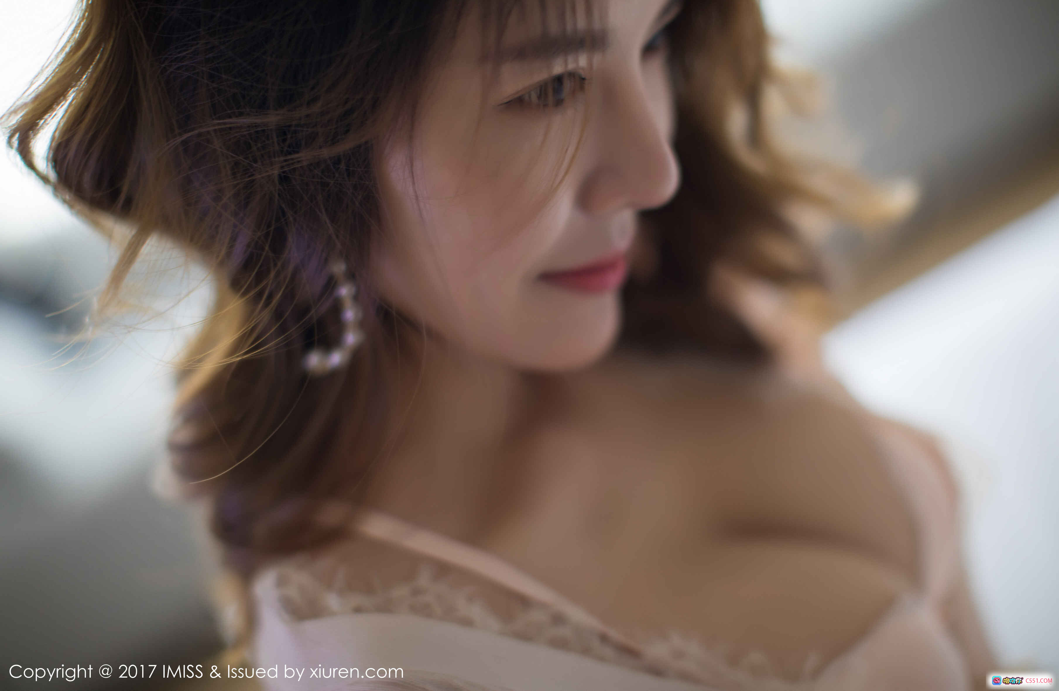 图片[10] - 依依Yiyi温柔居家风写真 | 粉色针织开衫蕾丝内搭 | 灰色沙发慵懒坐姿 | IMiss爱蜜社2017 VOL.200高清美图 - 就要吻