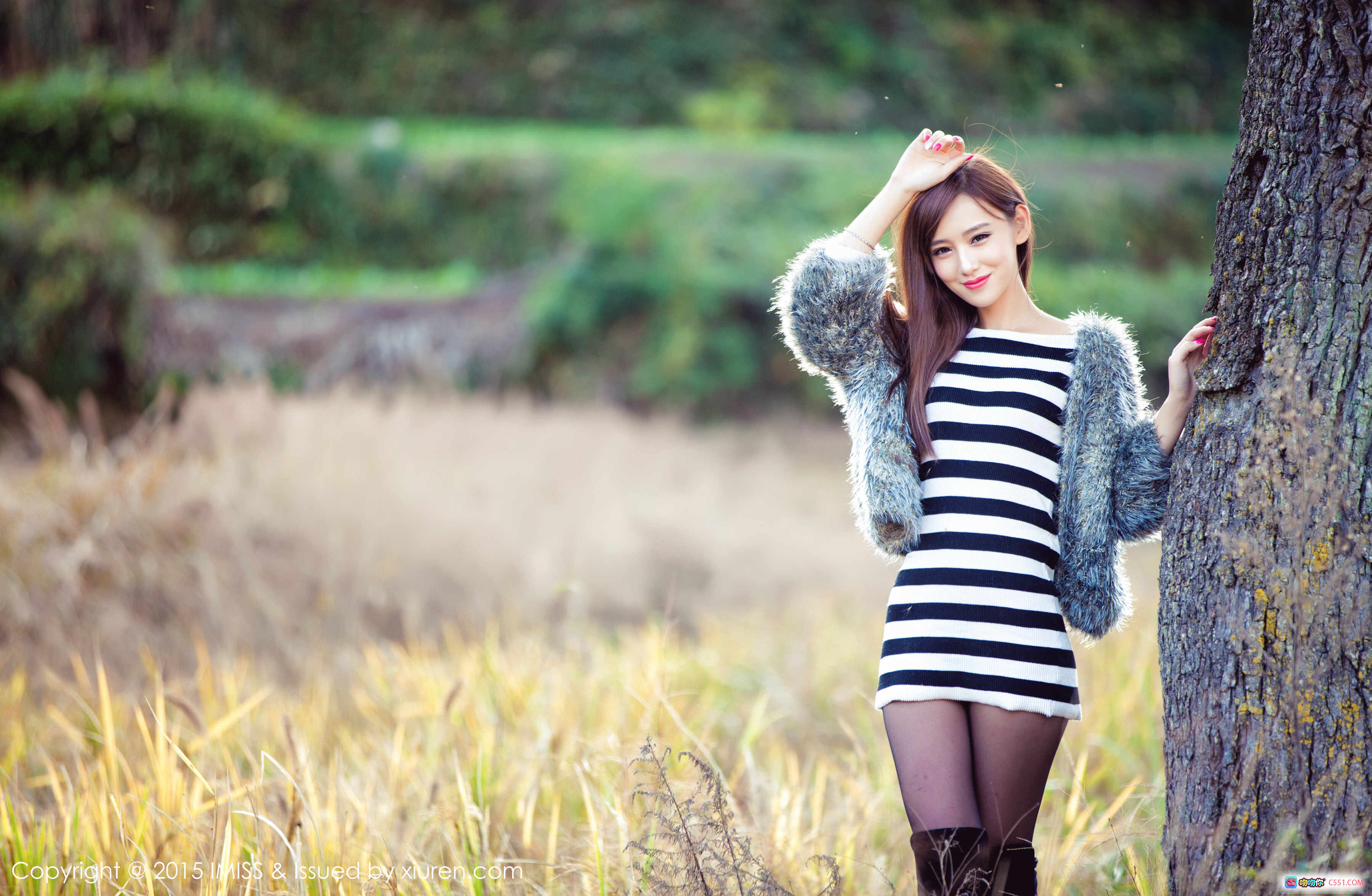 李玉洁Daisy户外写真｜条纹连衣裙+毛绒外套｜自然田野树旁优雅摆拍｜IMiss爱蜜社2015精选图集 - 就要吻