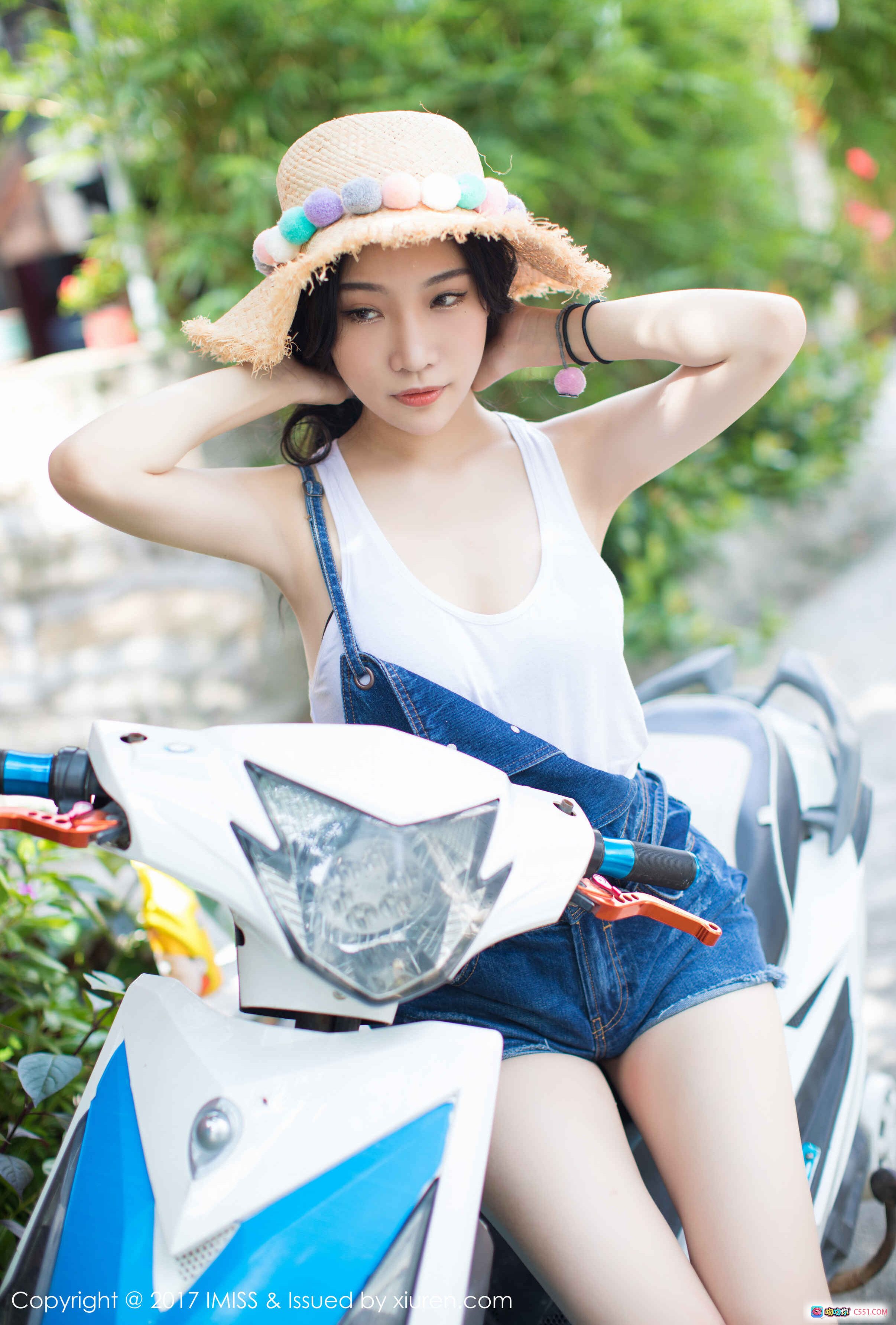 图片[6] - 小狐狸Sica牛仔背带裤白背心摩托写真-IMiss爱蜜社2017.08.21 VOL.180 - 就要吻