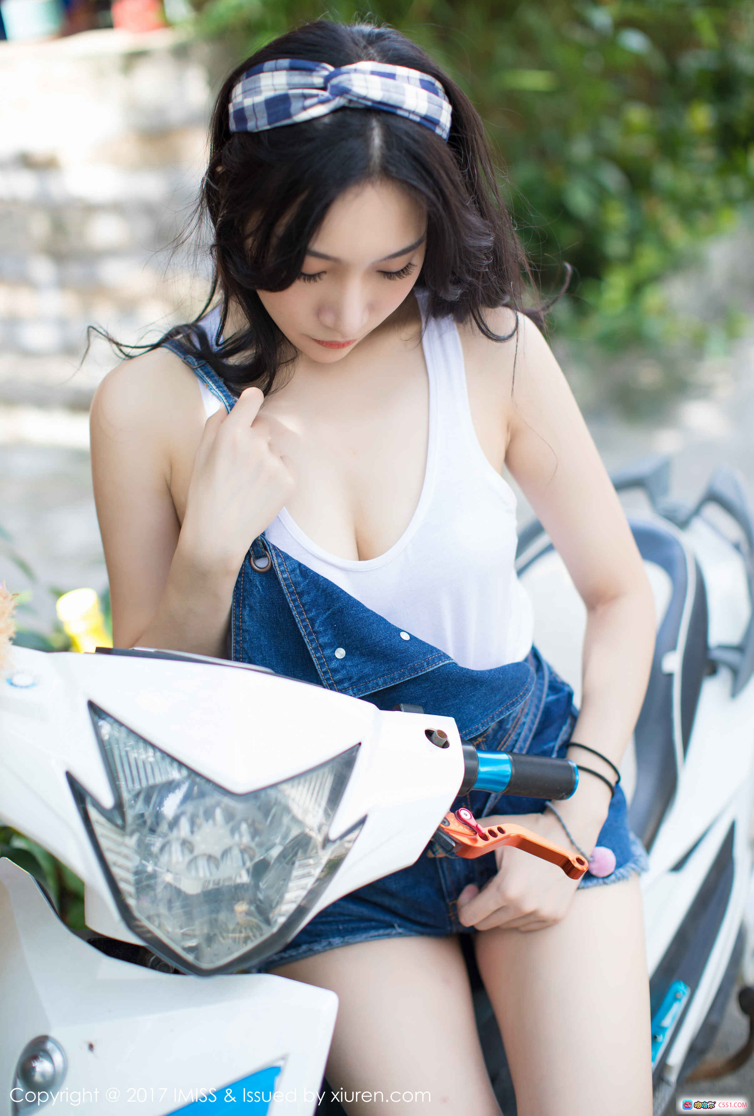 小狐狸Sica牛仔背带裤白背心摩托写真-IMiss爱蜜社2017.08.21 VOL.180 - 就要吻