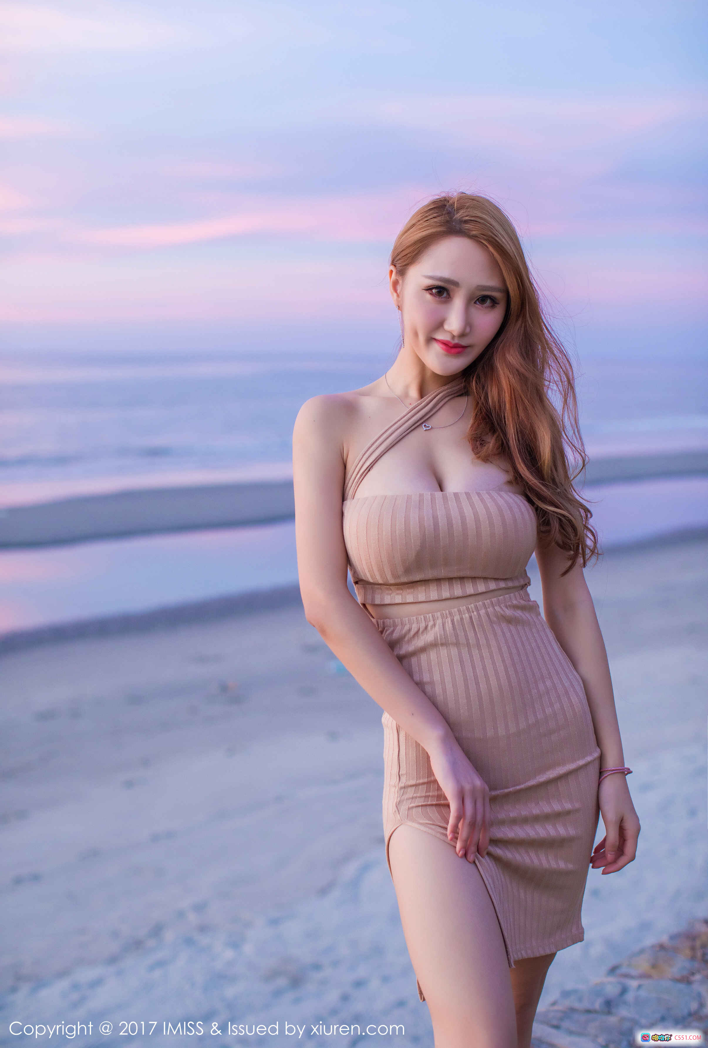 图片[8] - 橙色系镂空比基尼美女妤薇Vivian户外写真 | IMiss爱蜜社2017 VOL.162 | 猫耳发饰+草地木台性感坐姿 - 就要吻