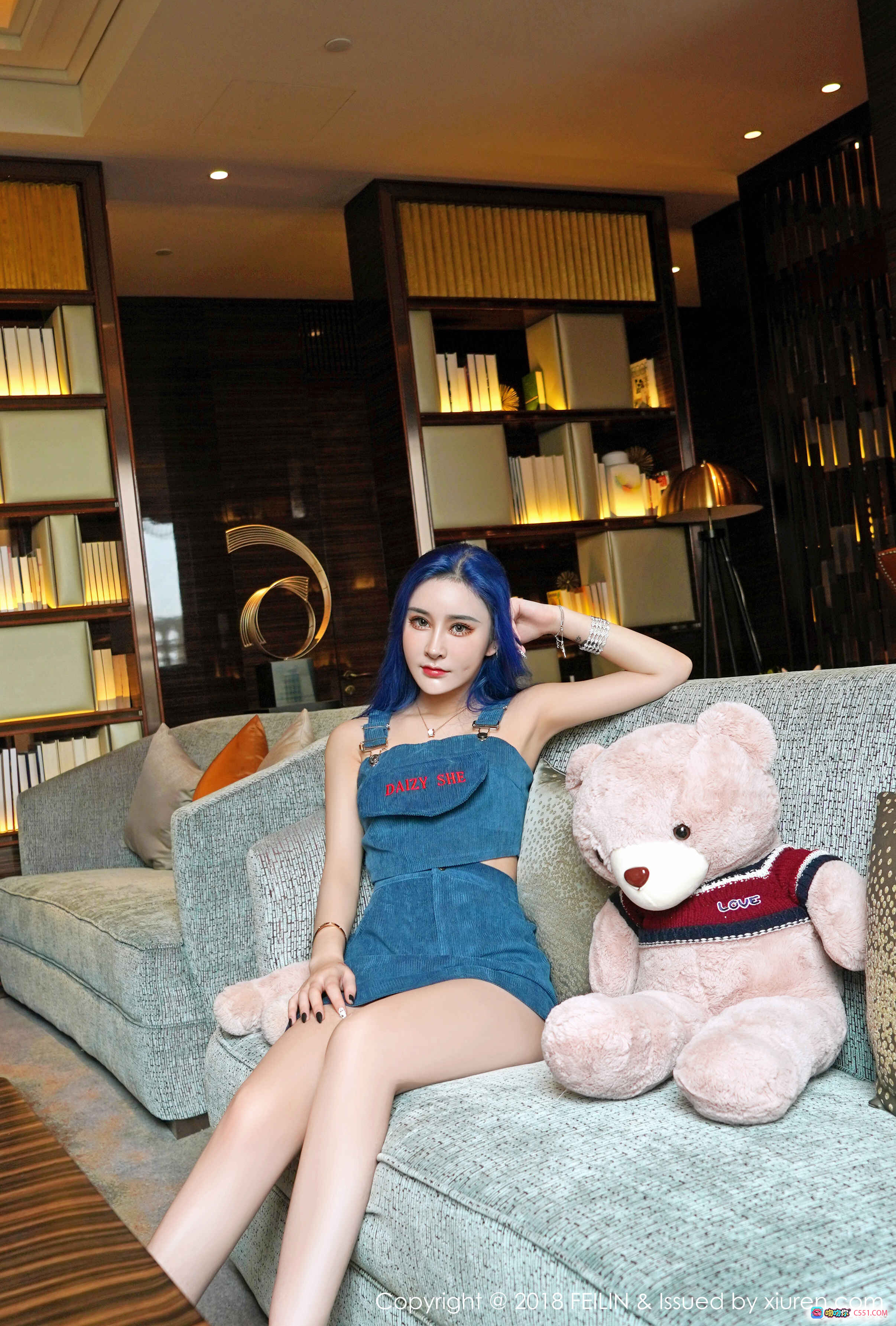 蓝发美女喵莫儿时尚牛仔套装写真 | 豪华客厅沙发抱熊私房美拍 | FEILIN Vol.166 2018.09.20 - 就要吻