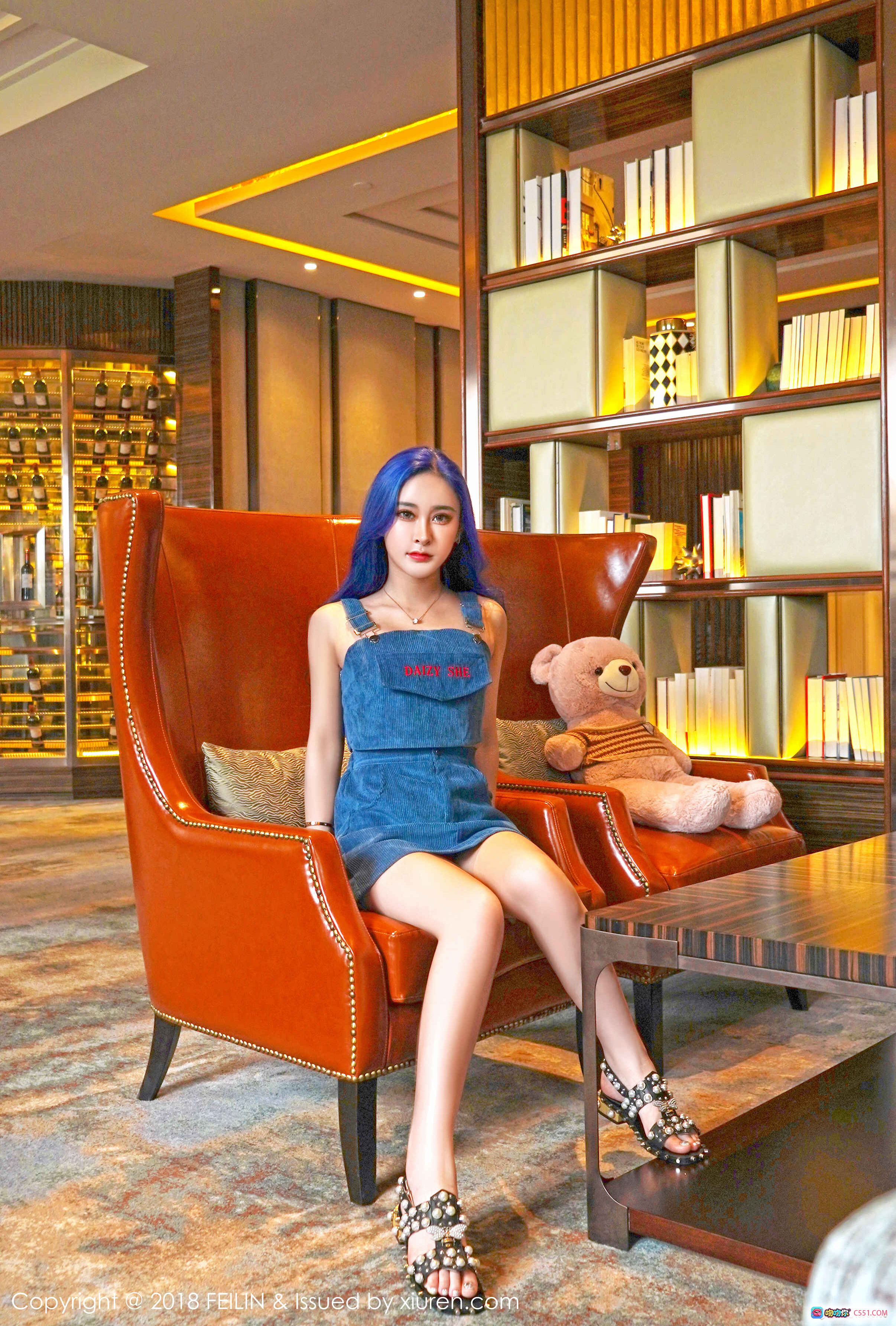 图片[6] - 蓝发美女喵莫儿时尚牛仔套装写真 | 豪华客厅沙发抱熊私房美拍 | FEILIN Vol.166 2018.09.20 - 就要吻