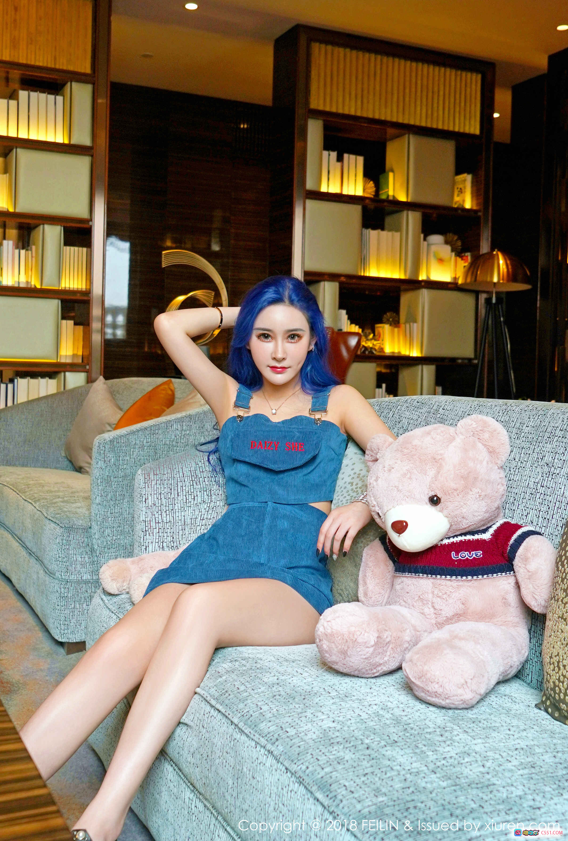 图片[5] - 蓝发美女喵莫儿时尚牛仔套装写真 | 豪华客厅沙发抱熊私房美拍 | FEILIN Vol.166 2018.09.20 - 就要吻