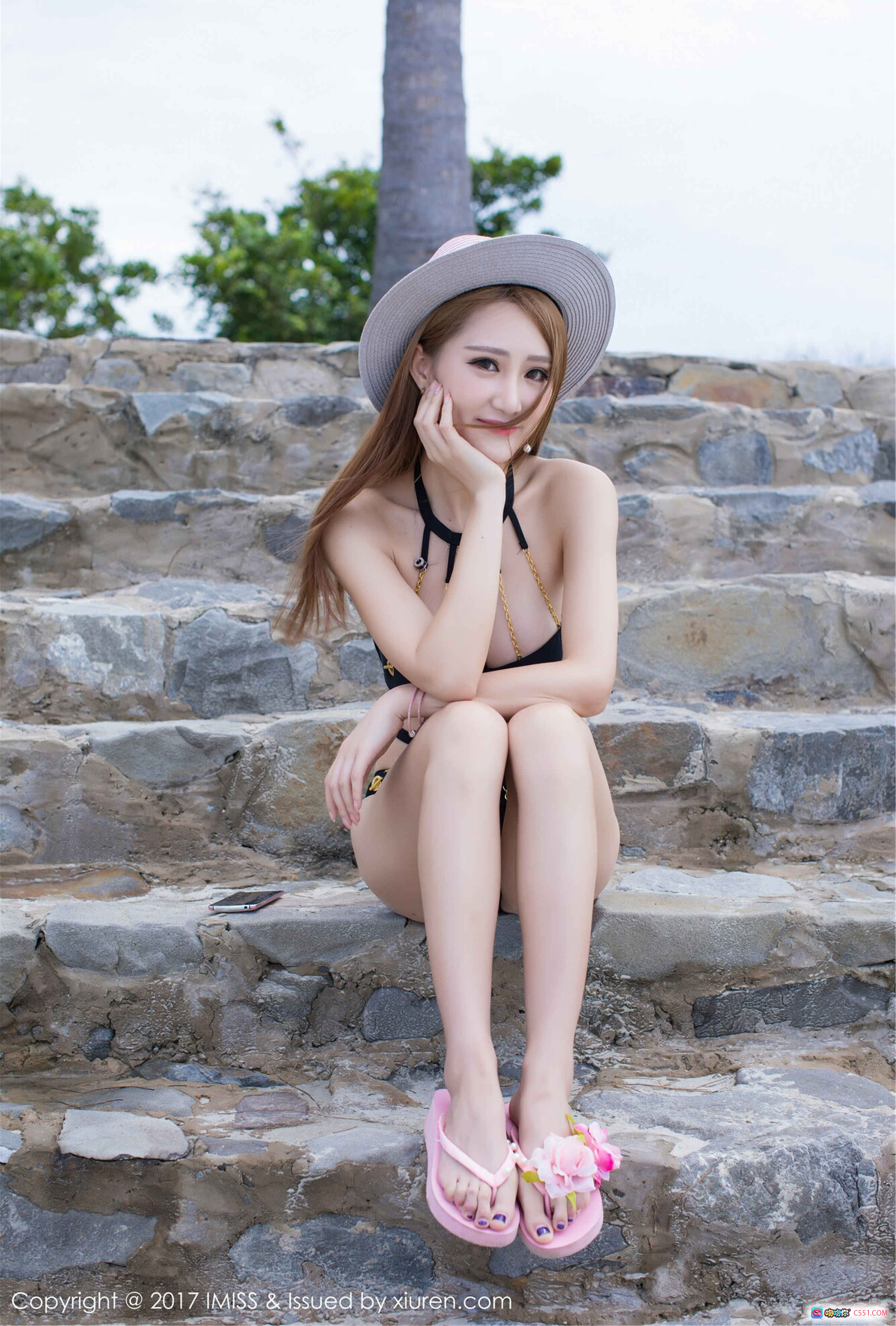 图片[1] - IMiss爱蜜社2017妤薇Vivian海滩写真：比基尼美女戴草帽坐石阶，粉色花朵拖鞋尽显甜美性感风情 - 就要吻