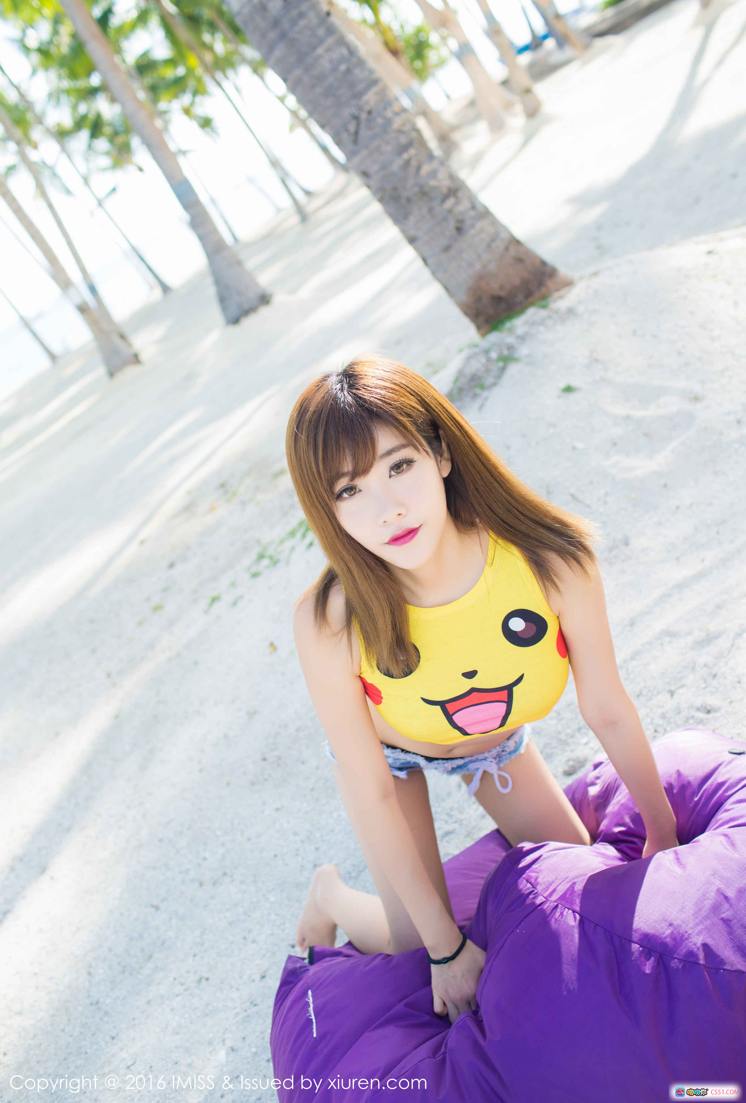 图片[8] - 程小烦沙滩写真｜黄色卡通比基尼+紫色懒人沙发｜热带椰林背景｜IMiss爱蜜社2016 VOL.057 - 就要吻