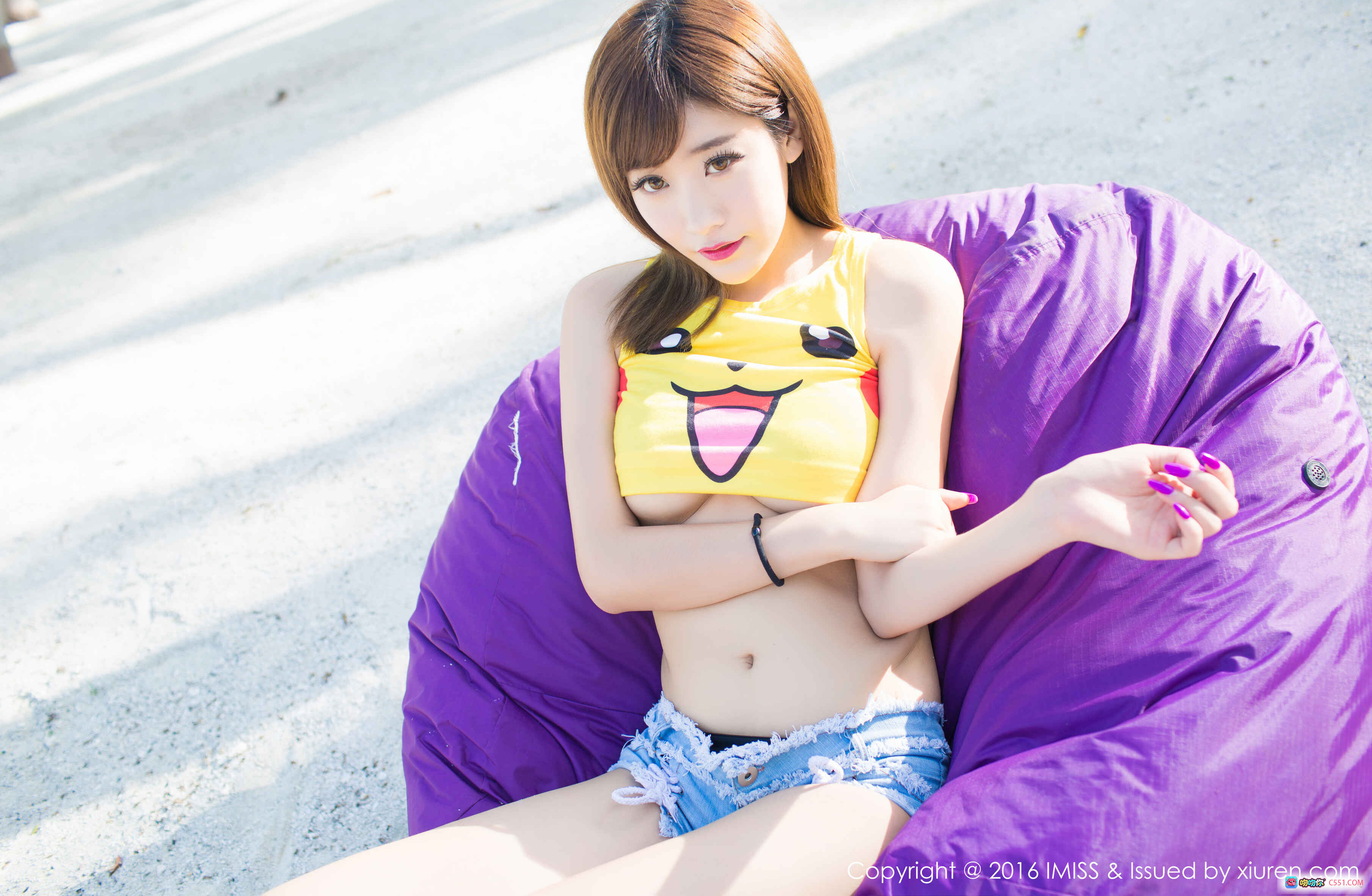 图片[7] - 程小烦沙滩写真｜黄色卡通比基尼+紫色懒人沙发｜热带椰林背景｜IMiss爱蜜社2016 VOL.057 - 就要吻