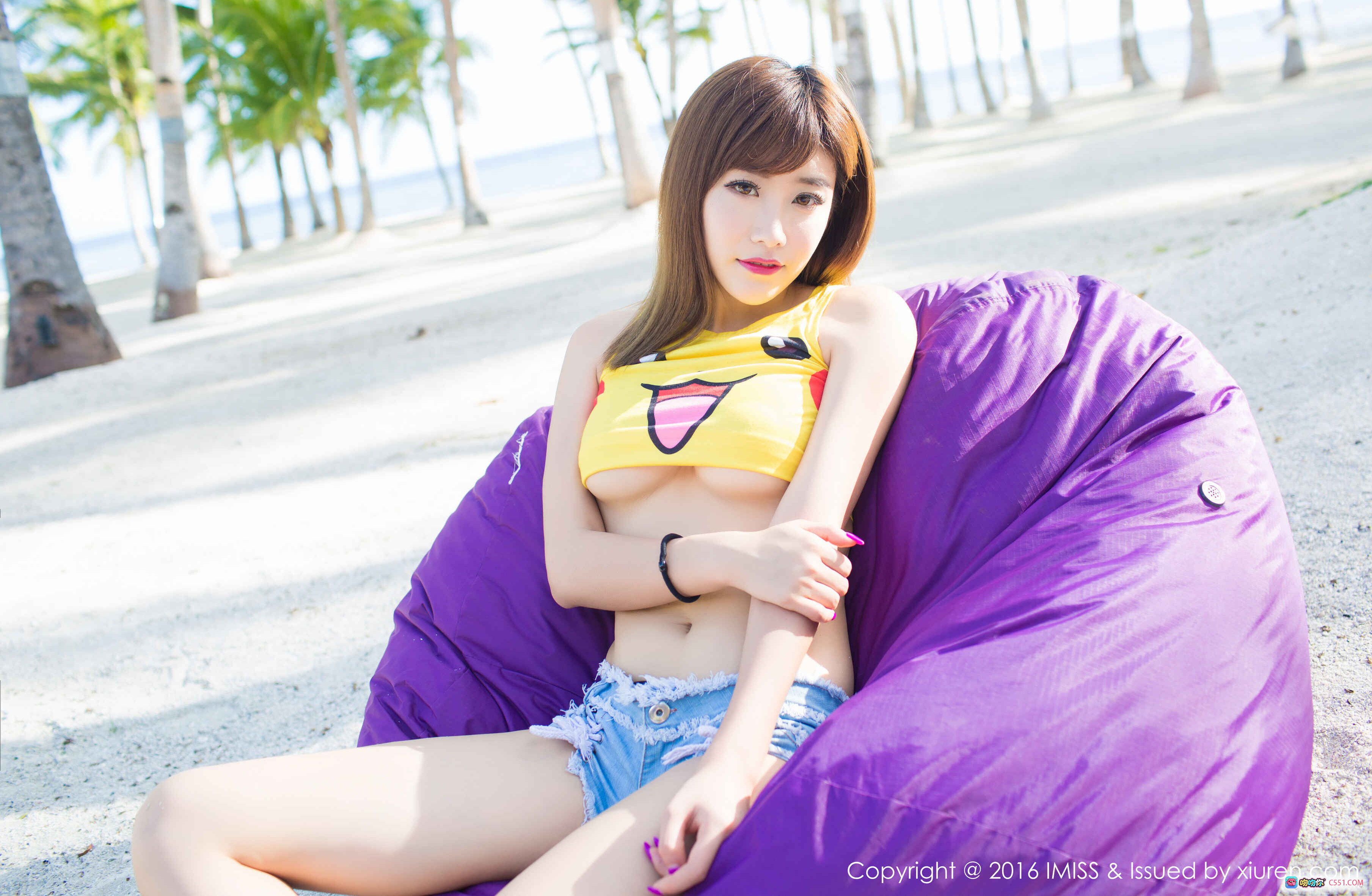 程小烦沙滩写真｜黄色卡通比基尼+紫色懒人沙发｜热带椰林背景｜IMiss爱蜜社2016 VOL.057 - 就要吻
