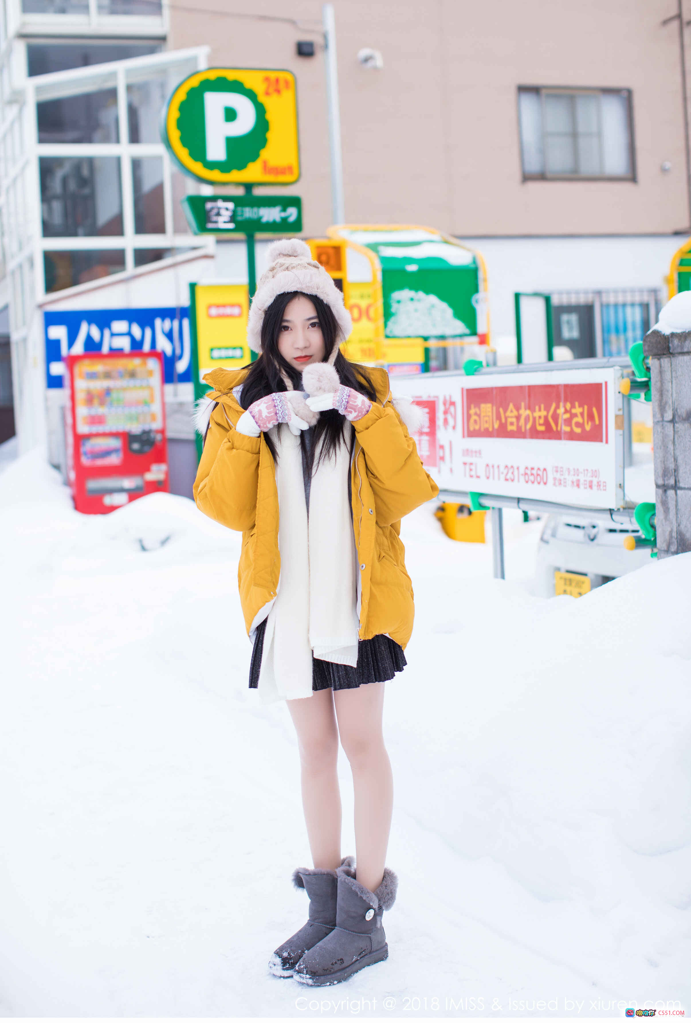 许诺Sabrina雪地写真 | 黄色羽绒服+毛线帽+灰色雪靴 | 冬日街头清新少女风穿搭 - 就要吻