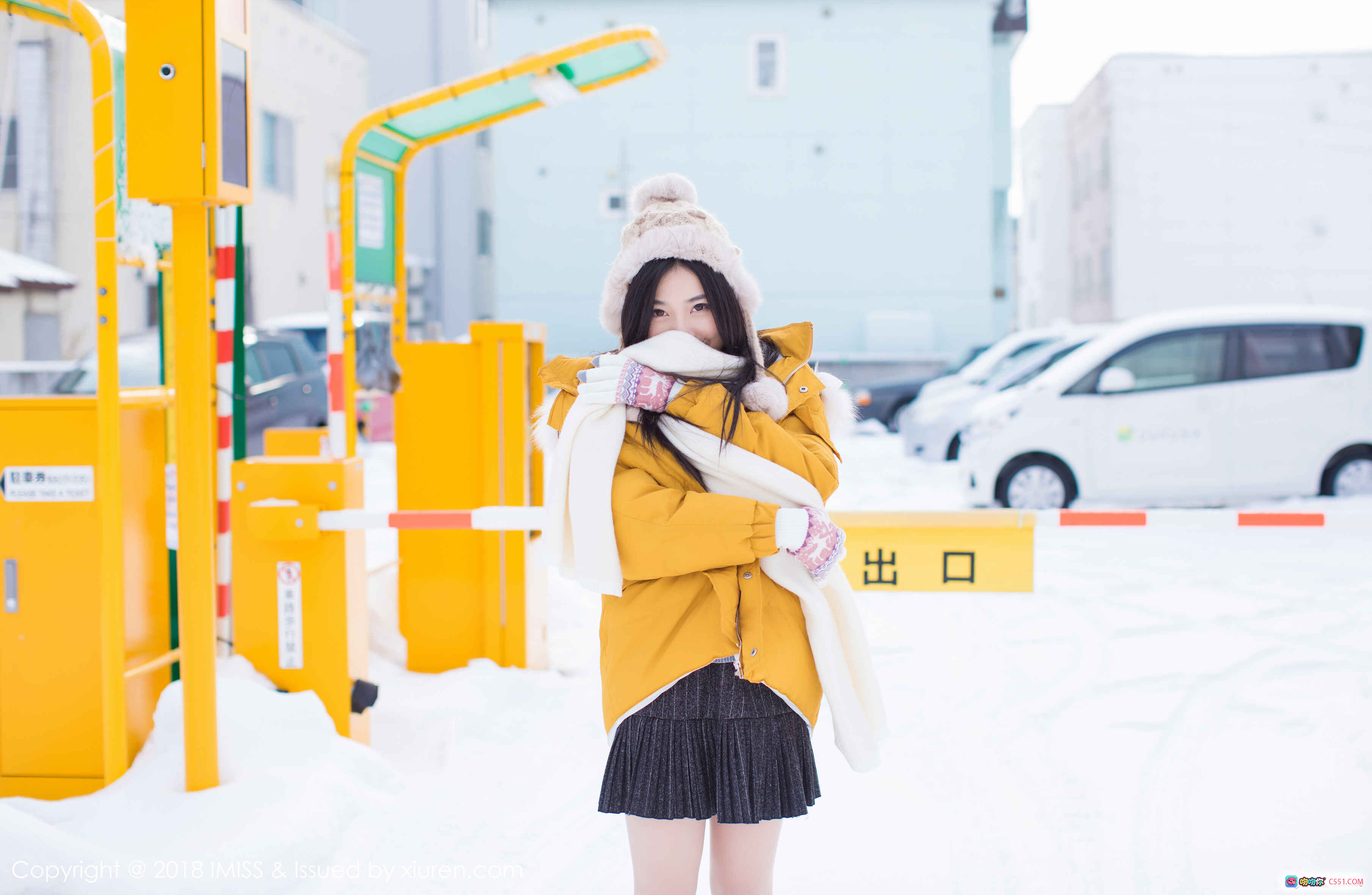 图片[4] - 许诺Sabrina雪地写真 | 黄色羽绒服+毛线帽+灰色雪靴 | 冬日街头清新少女风穿搭 - 就要吻