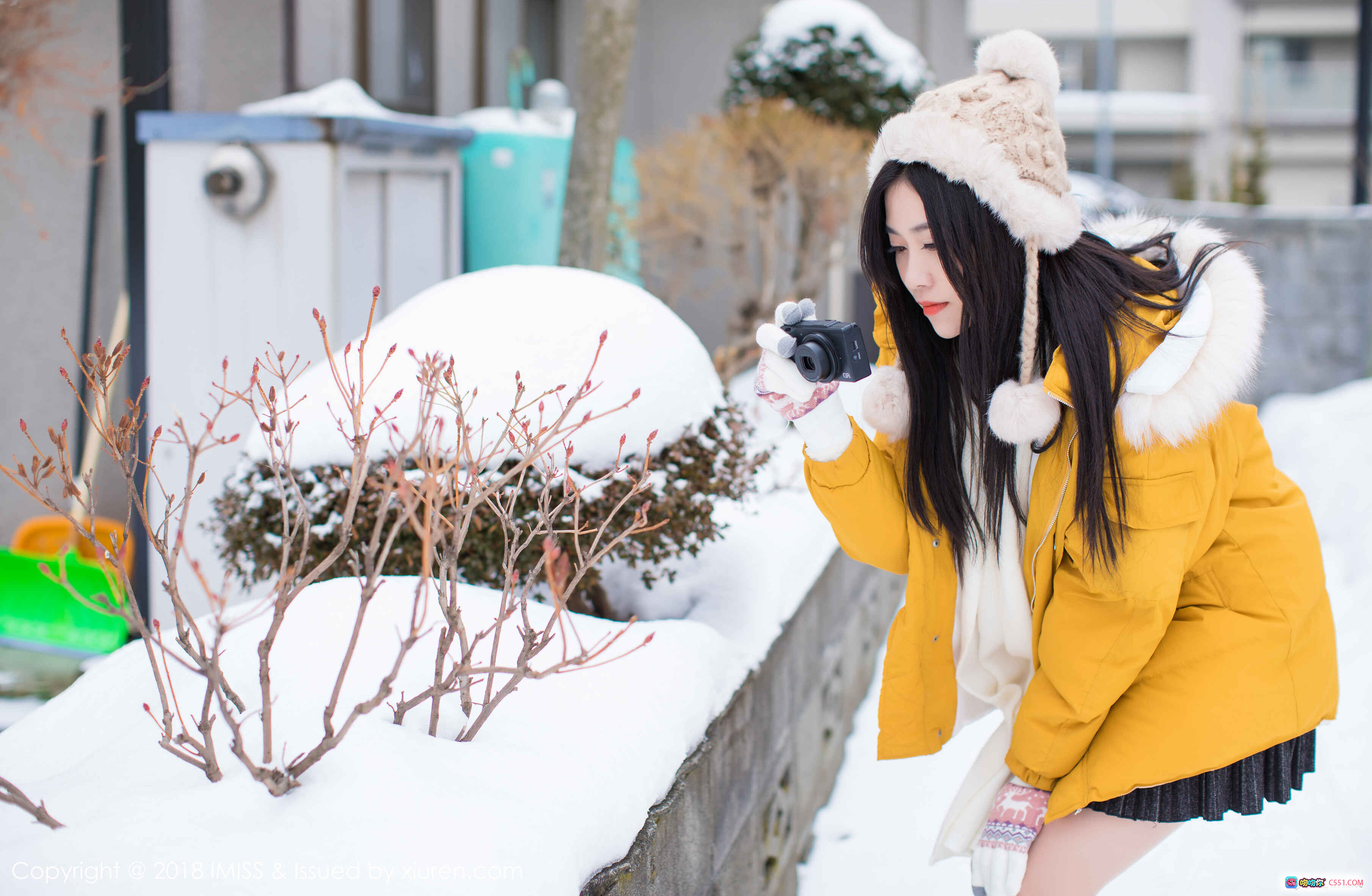 图片[9] - 许诺Sabrina雪地写真 | 黄色羽绒服+毛线帽+灰色雪靴 | 冬日街头清新少女风穿搭 - 就要吻