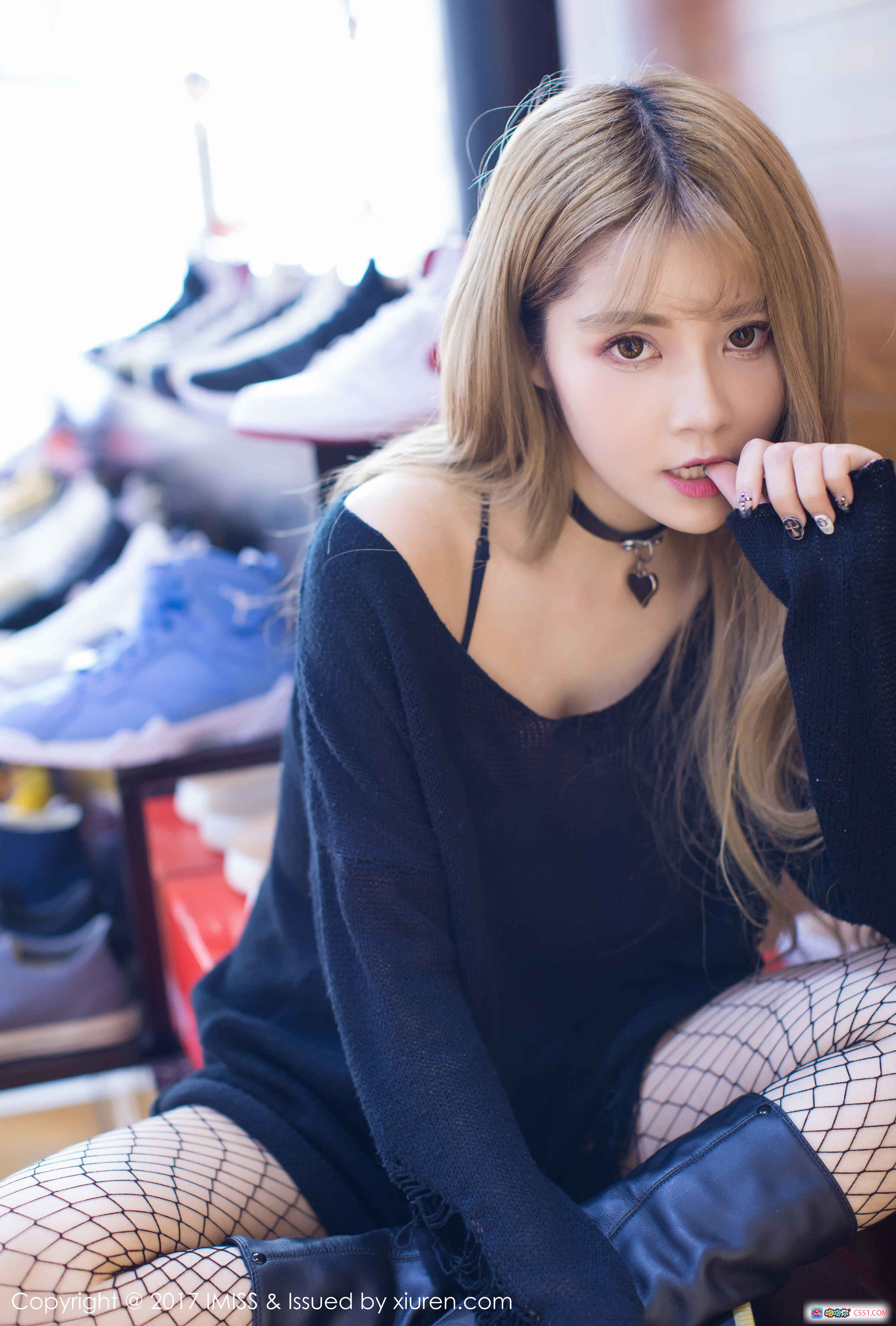 图片[9] - 夏正正时尚写真 | 金发美女艺术背景 | 灰色露肩上衣搭配 | IMiss爱蜜社2017精选图集 - 就要吻