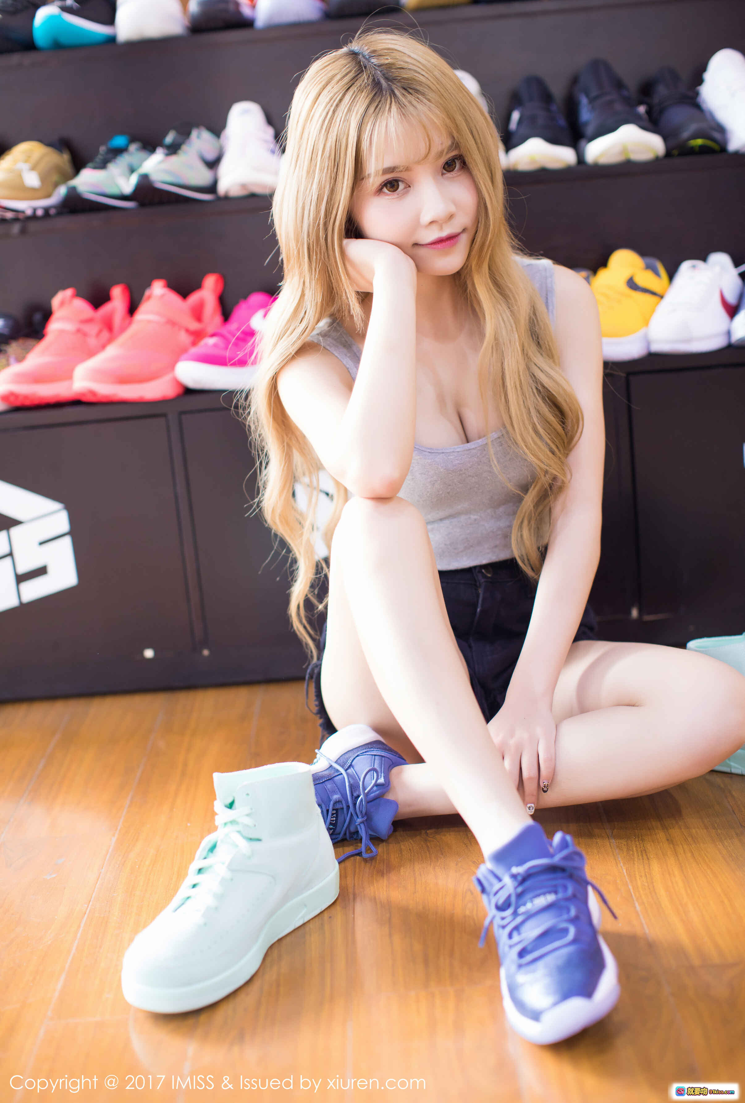 图片[5] - 夏正正时尚写真 | 金发美女艺术背景 | 灰色露肩上衣搭配 | IMiss爱蜜社2017精选图集 - 就要吻