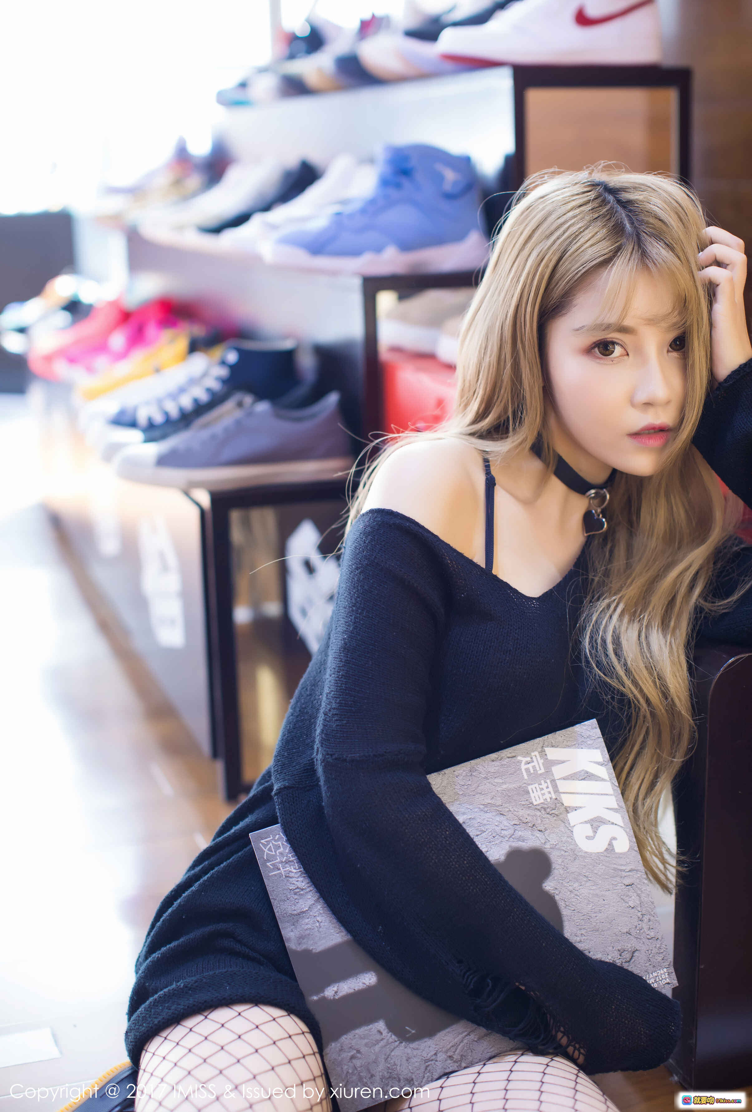 图片[3] - 夏正正时尚写真 | 金发美女艺术背景 | 灰色露肩上衣搭配 | IMiss爱蜜社2017精选图集 - 就要吻