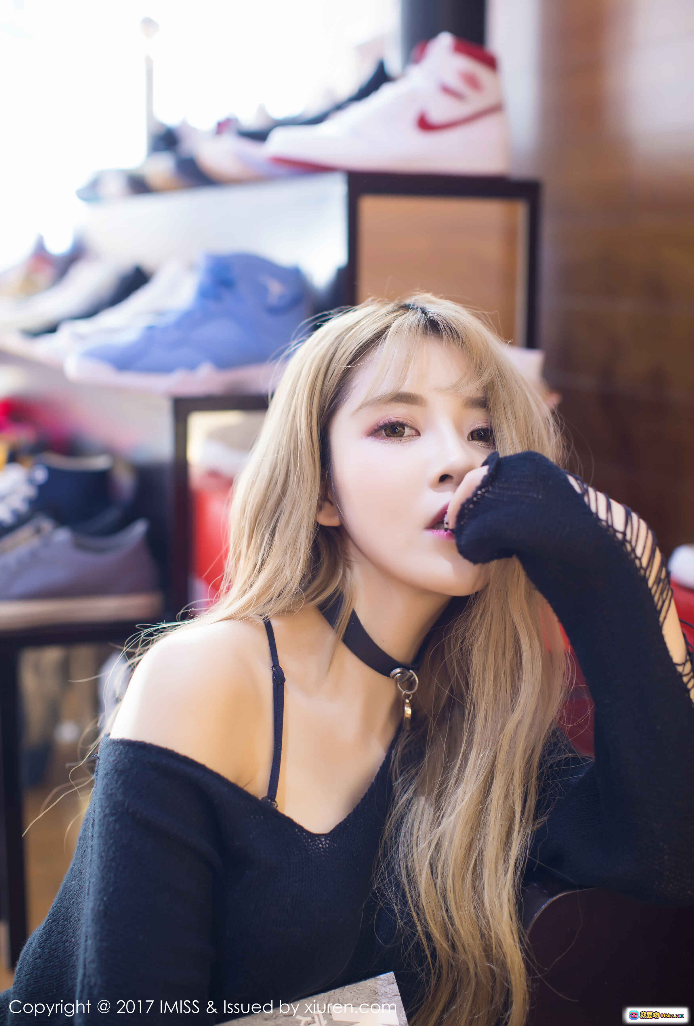 图片[10] - 夏正正时尚写真 | 金发美女艺术背景 | 灰色露肩上衣搭配 | IMiss爱蜜社2017精选图集 - 就要吻