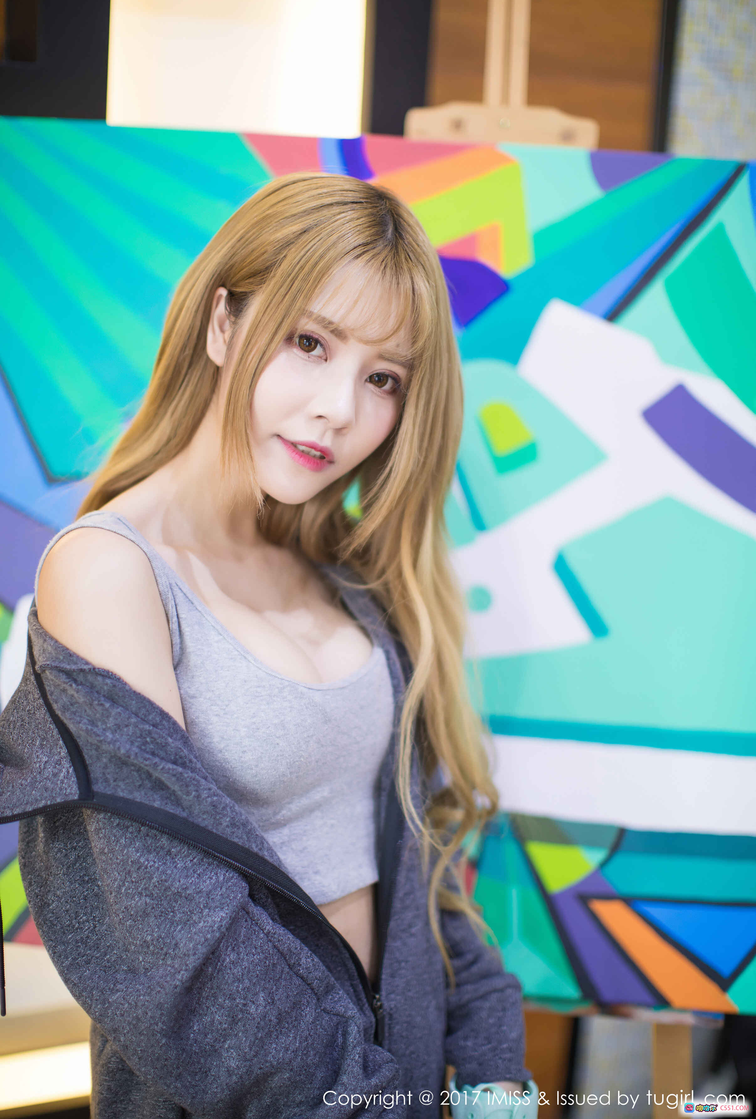 图片[1] - 夏正正时尚写真 | 金发美女艺术背景 | 灰色露肩上衣搭配 | IMiss爱蜜社2017精选图集 - 就要吻