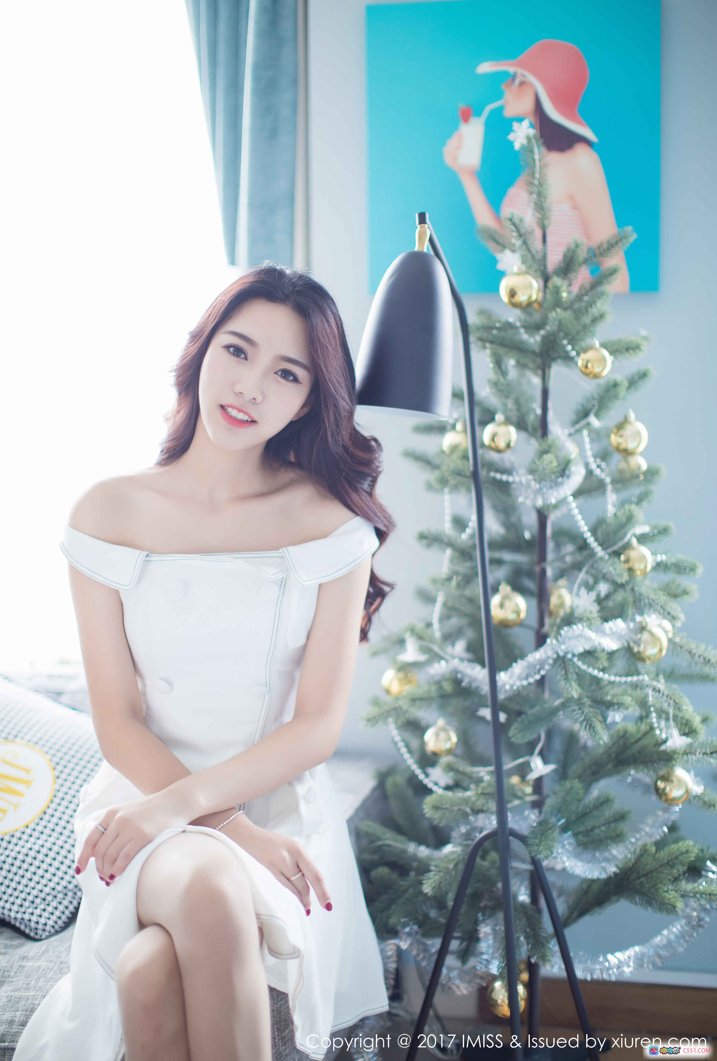 IMiss爱蜜社嫣儿2017写真 VOL.174 白裙少女圣诞树旁温柔微笑室内高清美图 - 就要吻