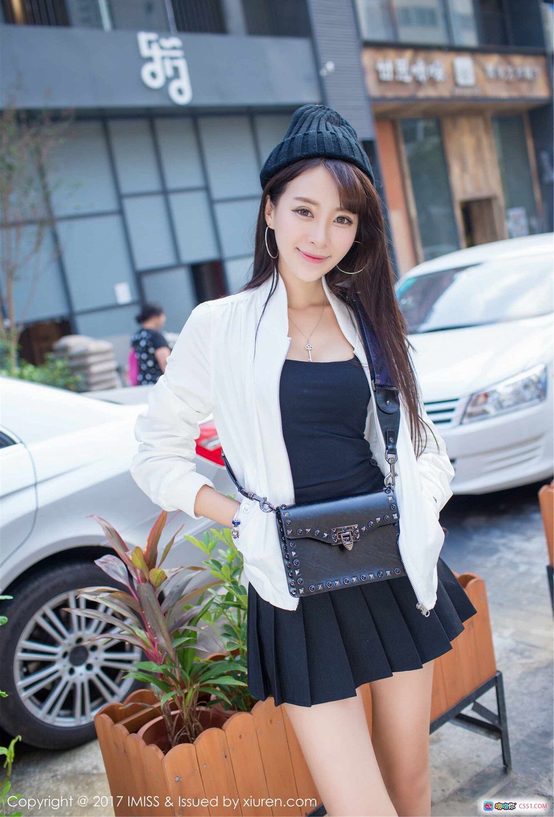 图片[4] - 王曼妮好Q写真 | IMiss爱蜜社2017年4月25日VOL.163 | 粉色短裤少女风户外咖啡厅拍摄 | 清新自然甜美笑容 - 就要吻