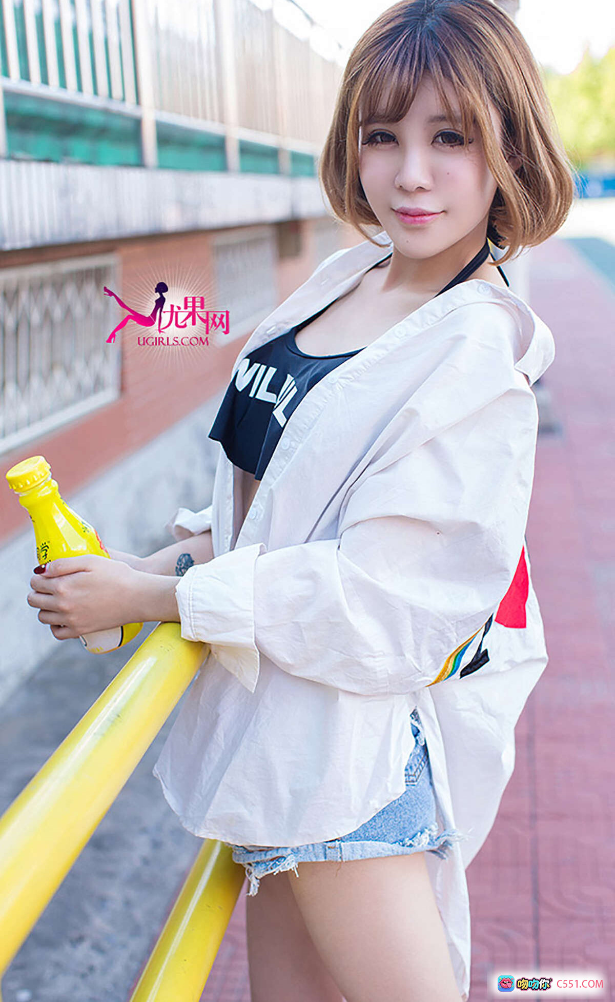 图片[3] - Ugirls尤果网Alin阳光明媚笑脸写真 时尚吊带短上衣牛仔热裤白外套街拍风40P高清图集 - 就要吻