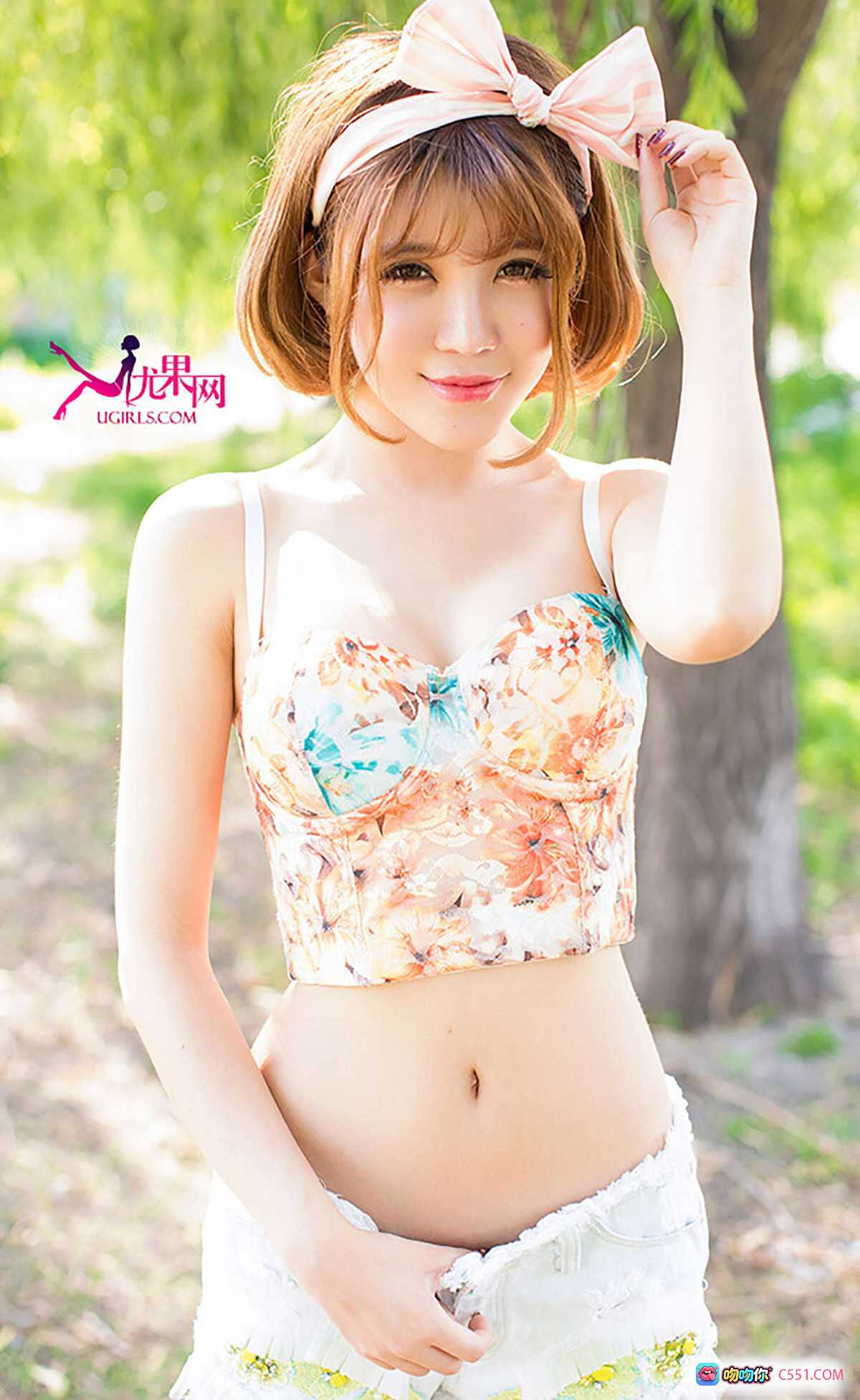 图片[9] - Ugirls尤果网Alin阳光明媚笑脸写真 时尚吊带短上衣牛仔热裤白外套街拍风40P高清图集 - 就要吻