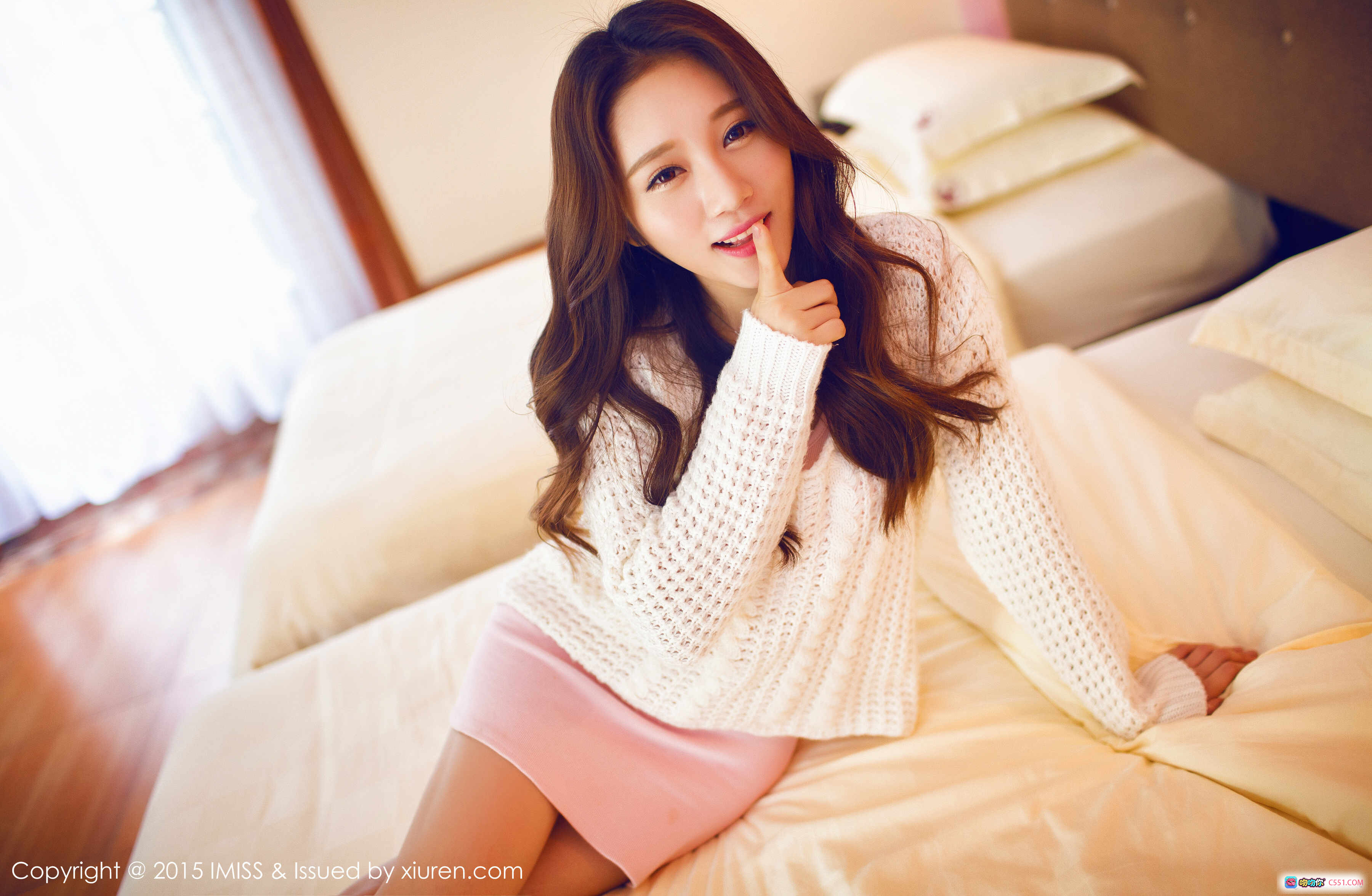 小丽莎萌萌哒写真 | IMiss爱蜜社2015.08.25 VOL.015 | 白色针织衫粉色短裙床拍清新甜美风 - 就要吻