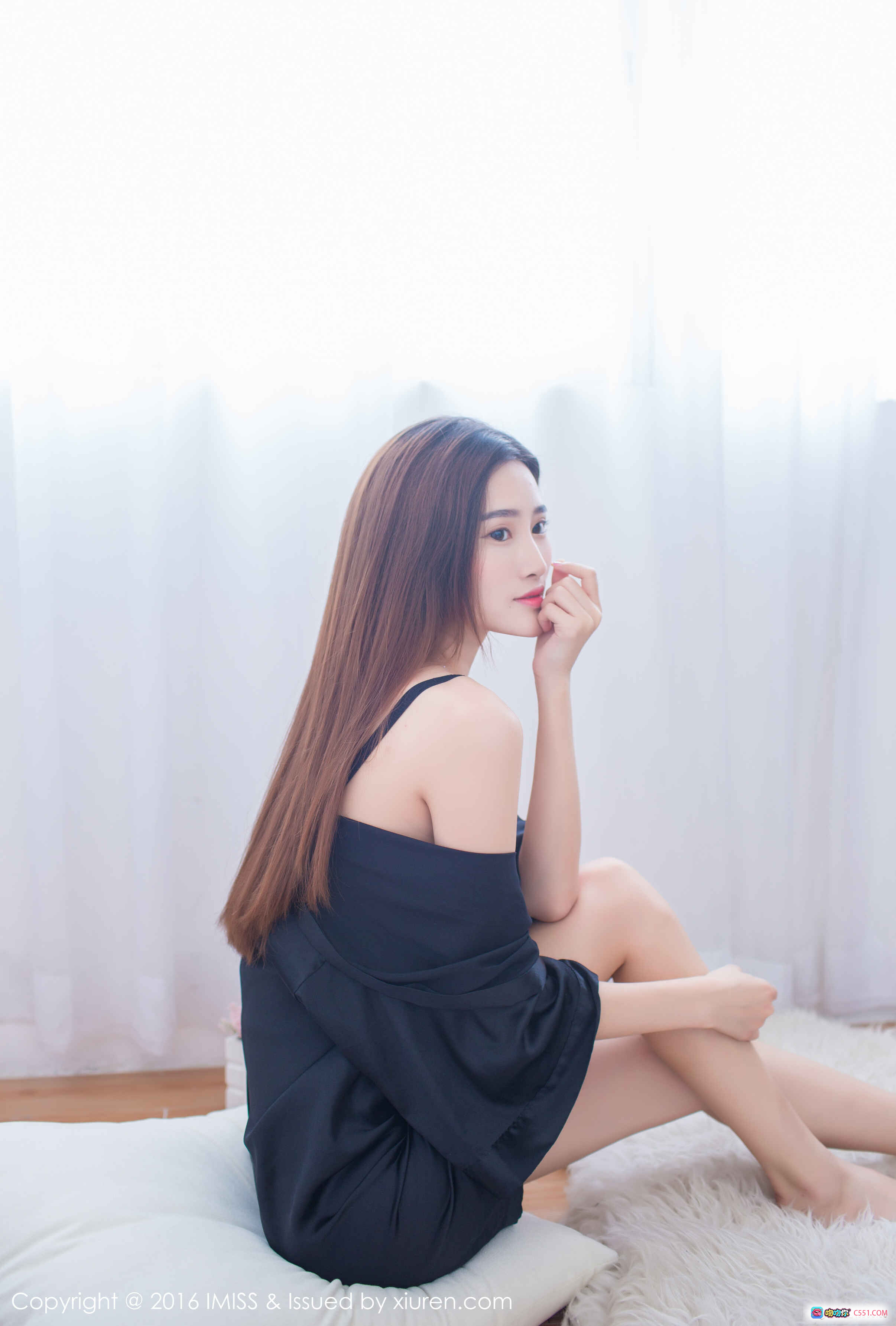 图片[8] - IMiss爱蜜社2016.10.17 VOL.135 格格污巫 黑色吊带睡衣美腿写真 优雅坐姿白枕柔光私房摄影 - 就要吻