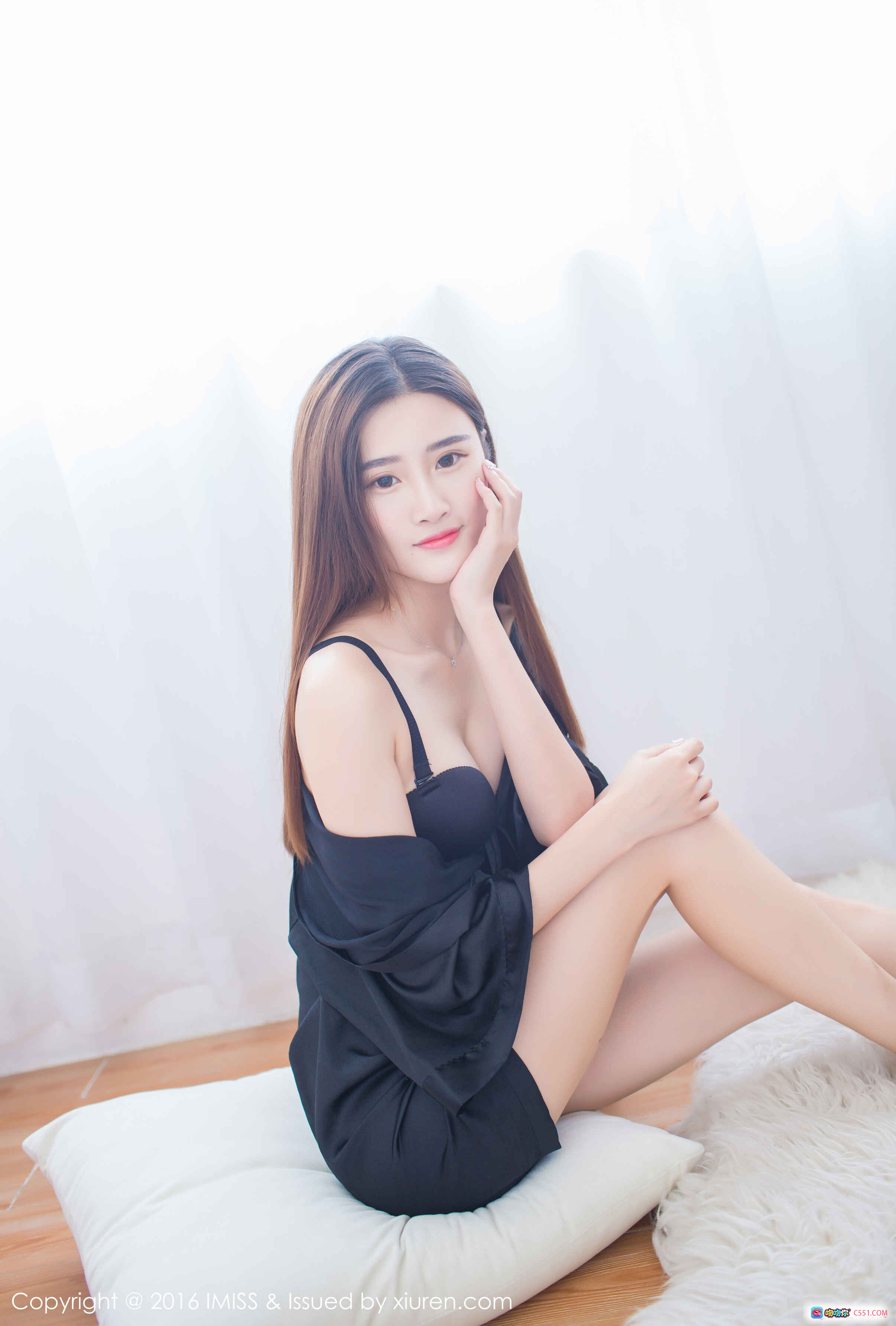 IMiss爱蜜社2016.10.17 VOL.135 格格污巫 黑色吊带睡衣美腿写真 优雅坐姿白枕柔光私房摄影 - 就要吻