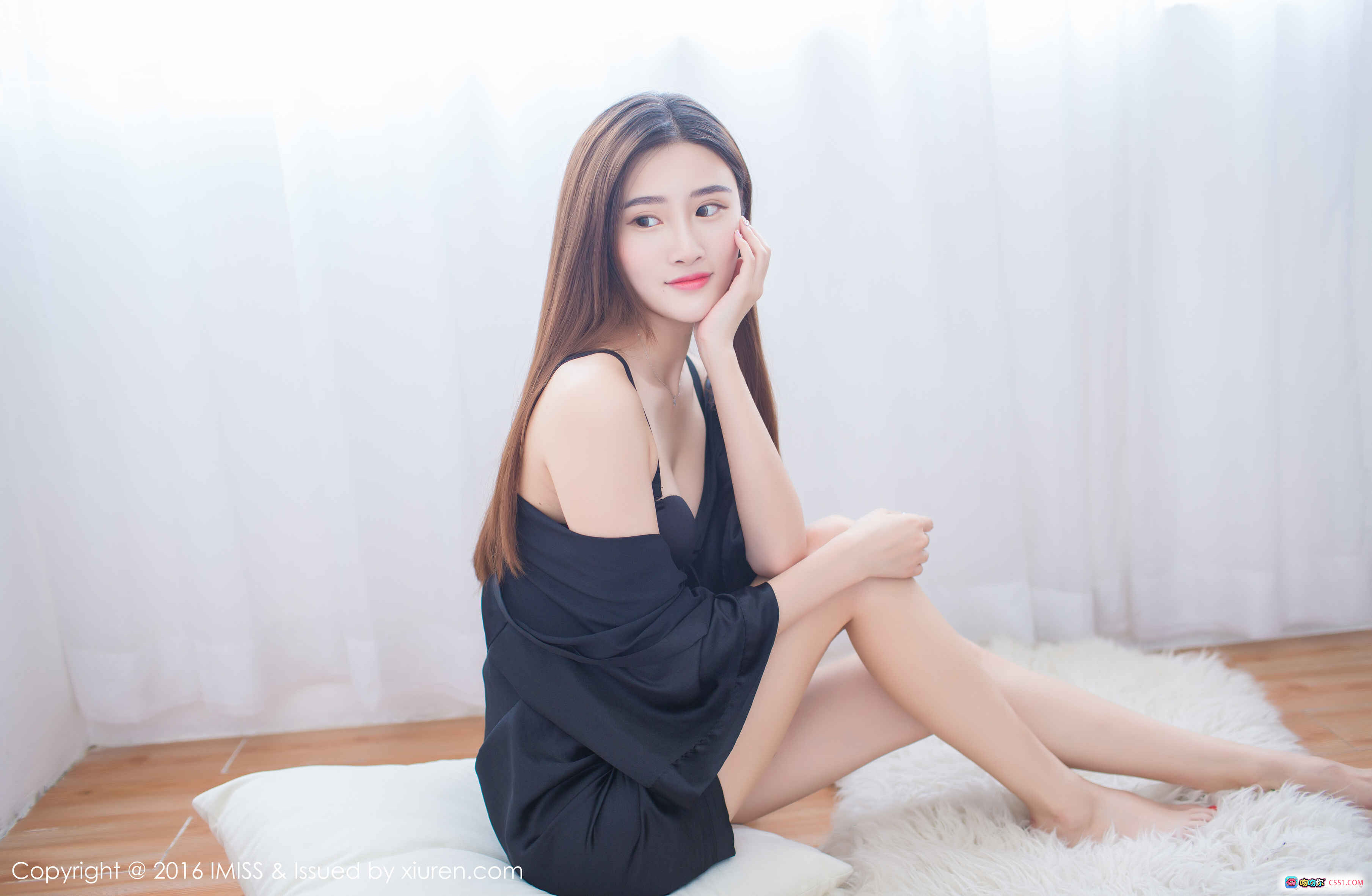 图片[9] - IMiss爱蜜社2016.10.17 VOL.135 格格污巫 黑色吊带睡衣美腿写真 优雅坐姿白枕柔光私房摄影 - 就要吻