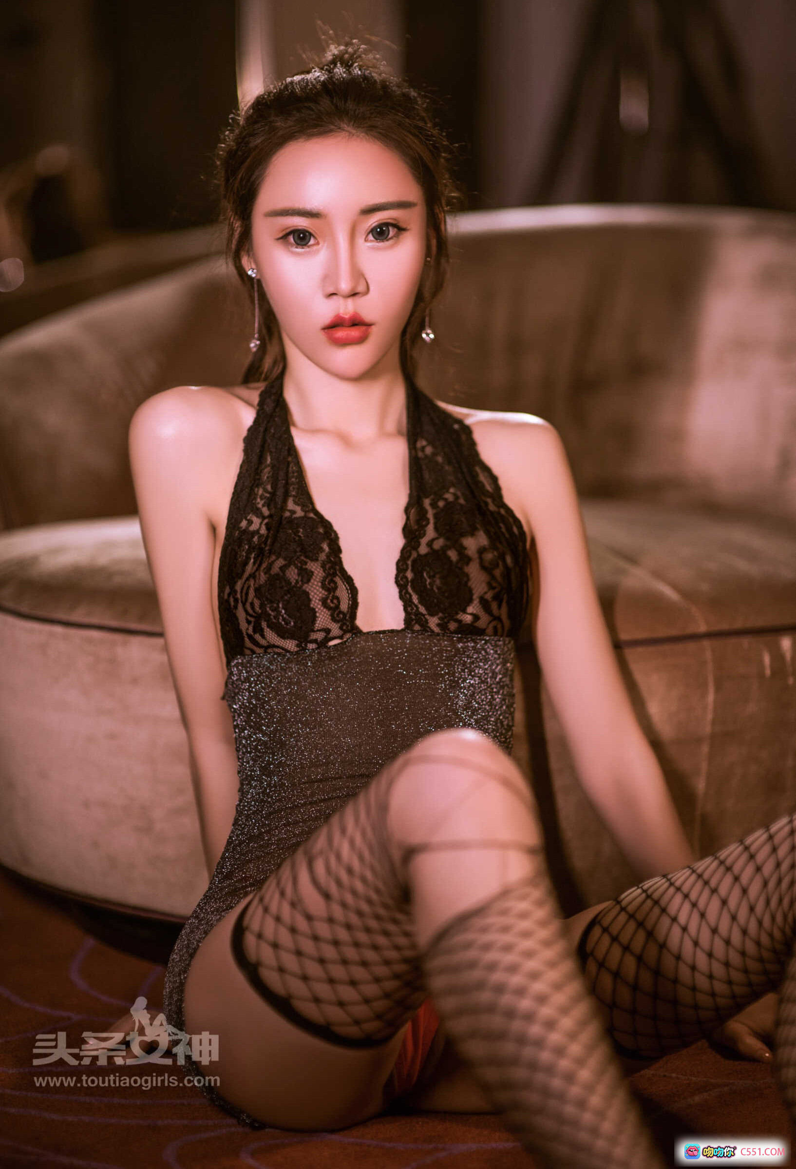 图片[6] - 樊安妮性感写真｜头条女神2017经典私房照｜黑丝网袜+露背短裙｜室内优雅姿势美拍 - 就要吻