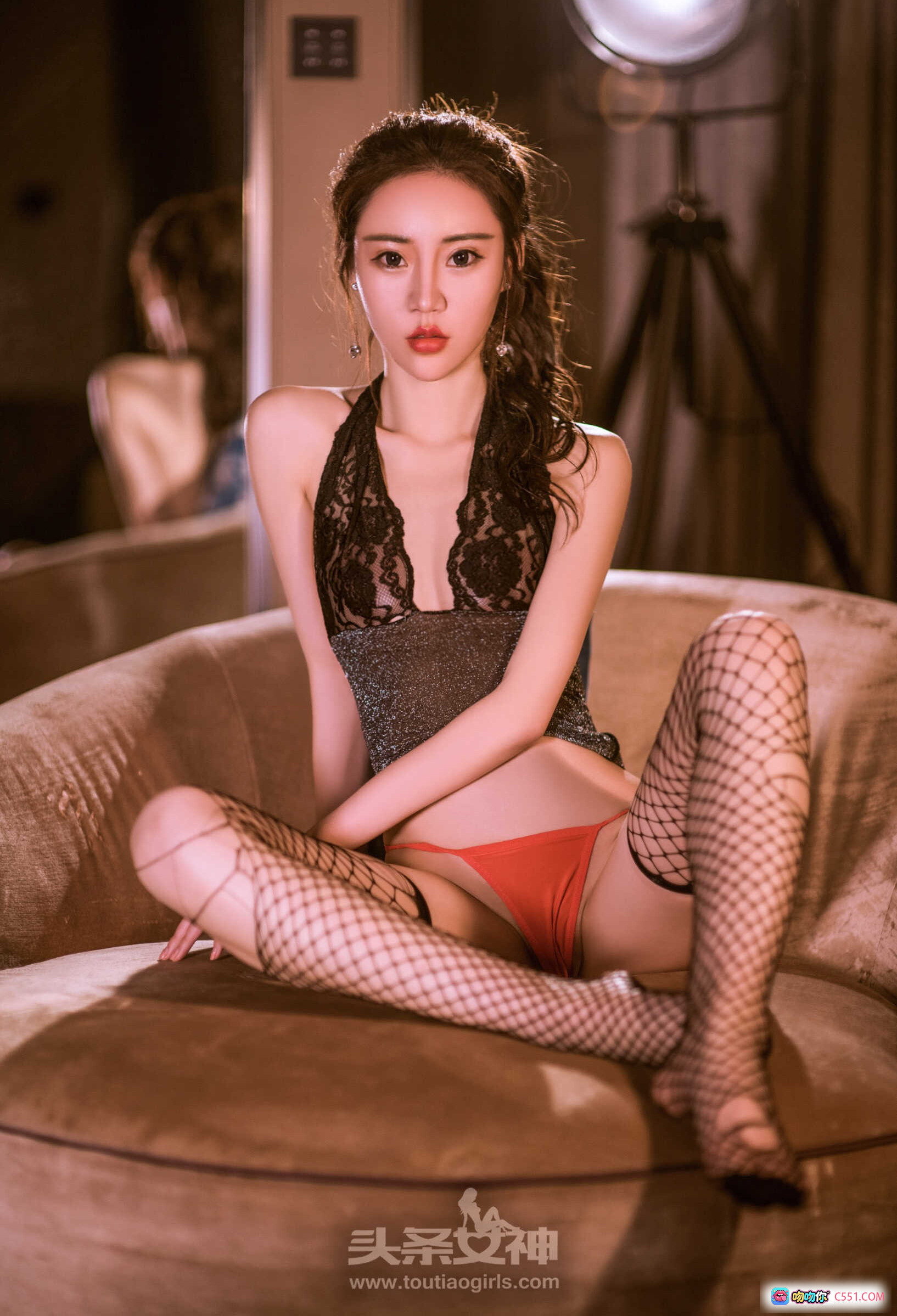 图片[7] - 樊安妮性感写真｜头条女神2017经典私房照｜黑丝网袜+露背短裙｜室内优雅姿势美拍 - 就要吻