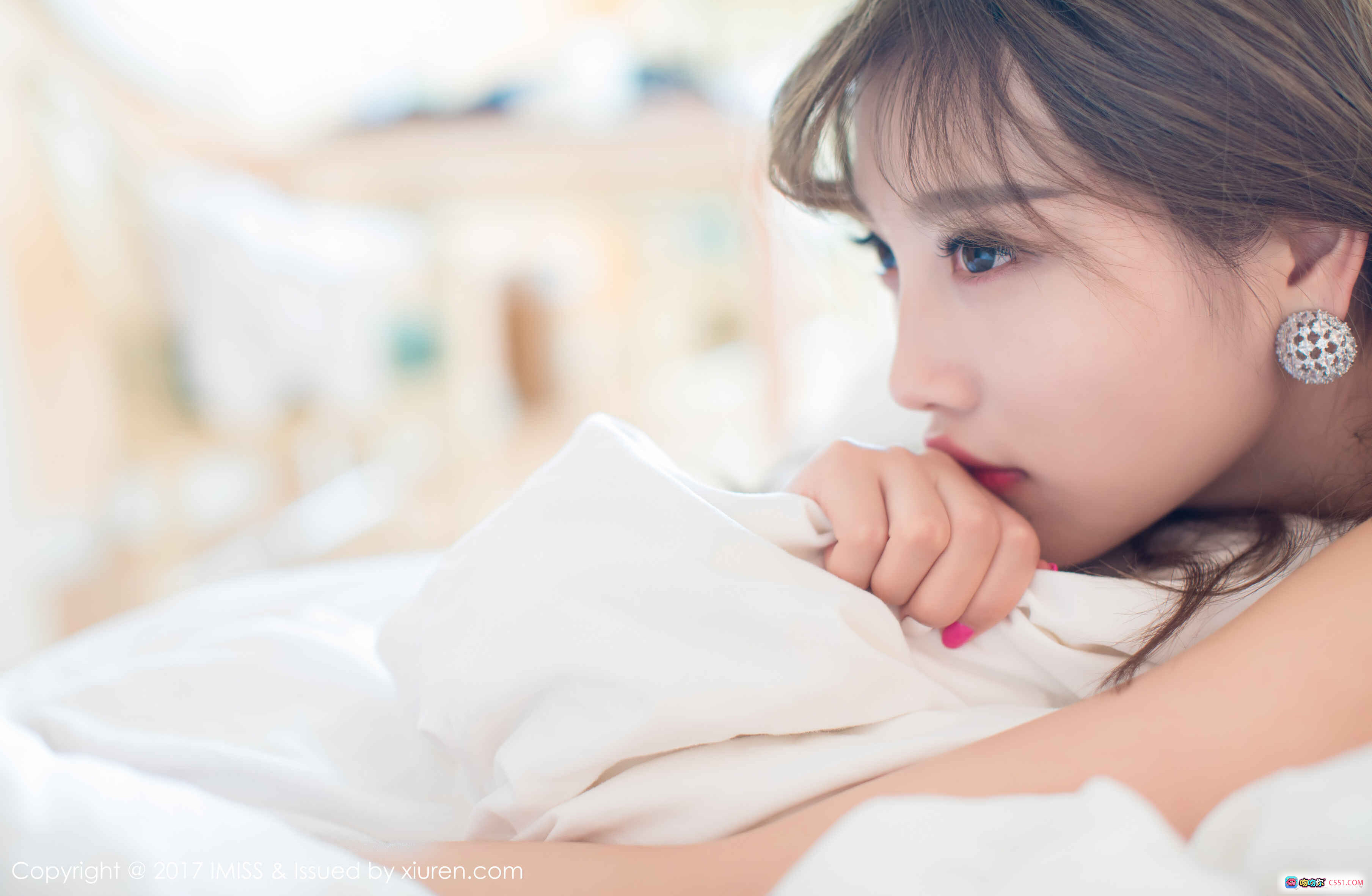 图片[1] - 杨晨晨Sugar甜美写真 | 白色床品慵懒风 | 精致耳饰温柔侧颜 | 爱蜜社VOL.183高清图集 - 就要吻