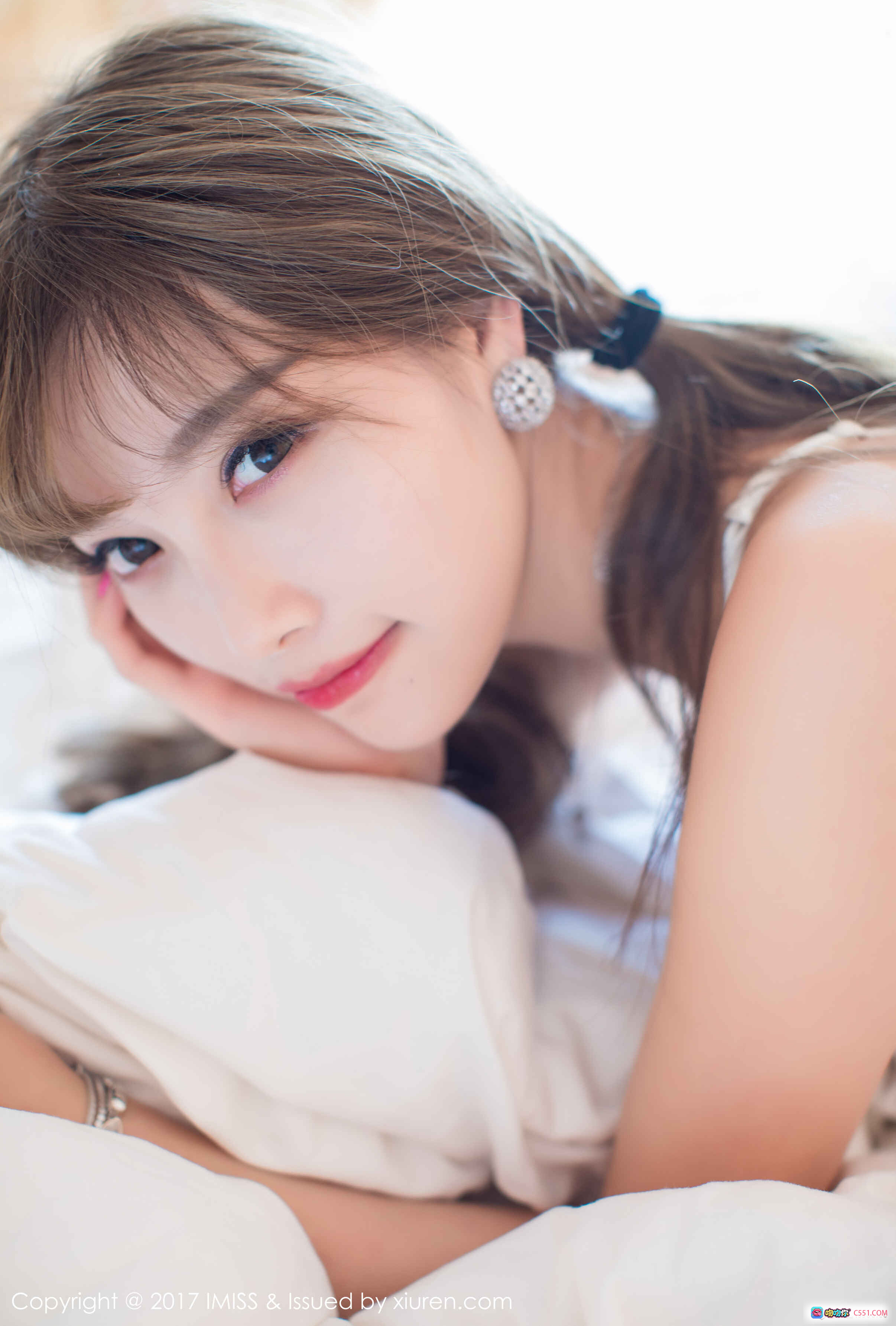 图片[4] - 杨晨晨Sugar甜美写真 | 白色床品慵懒风 | 精致耳饰温柔侧颜 | 爱蜜社VOL.183高清图集 - 就要吻