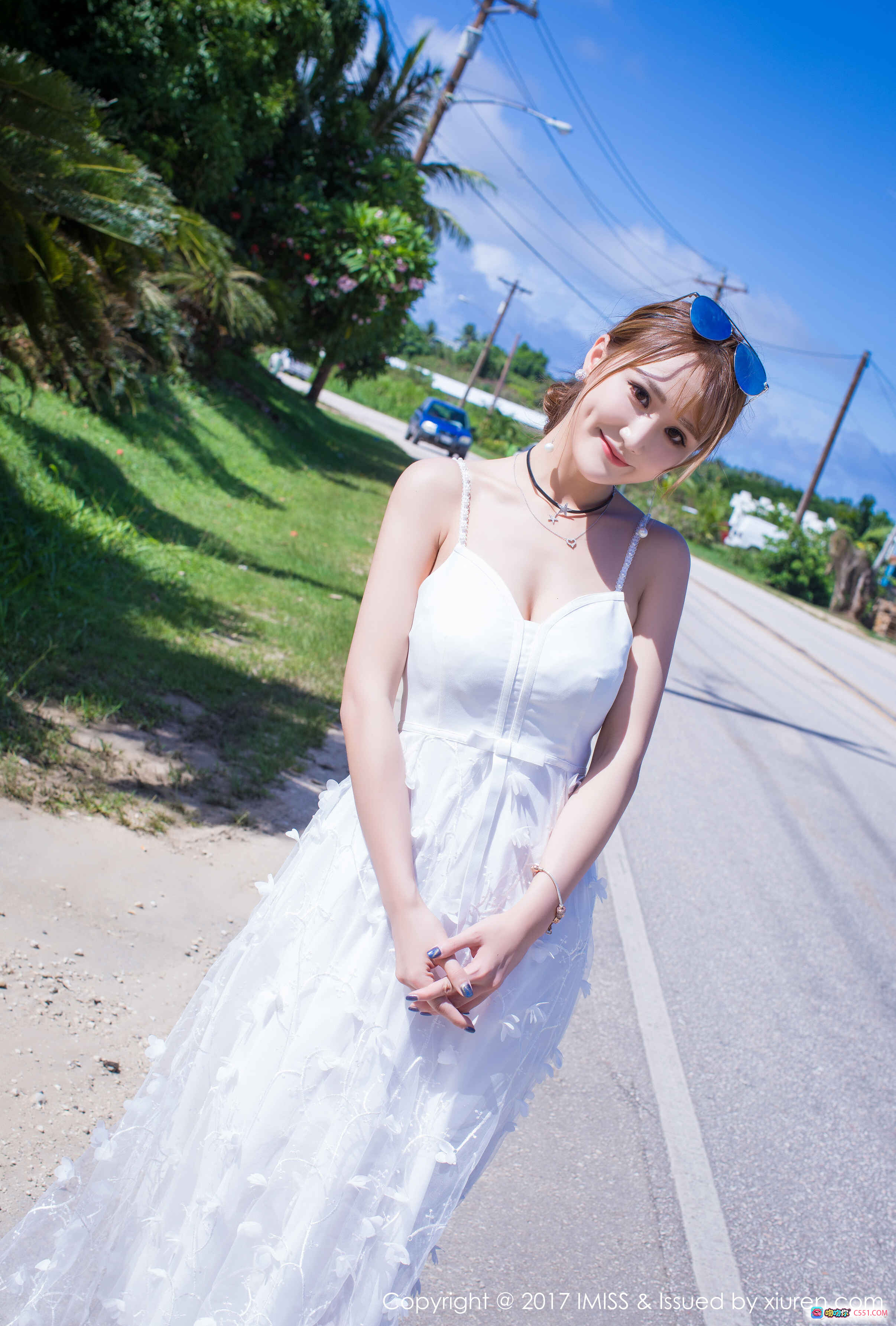 图片[2] - 粉色跑车美女写真 | 白裙长腿模特妤薇Vivian户外性感摆拍 | IMiss爱蜜社2017 VOL.191高清图集 - 就要吻