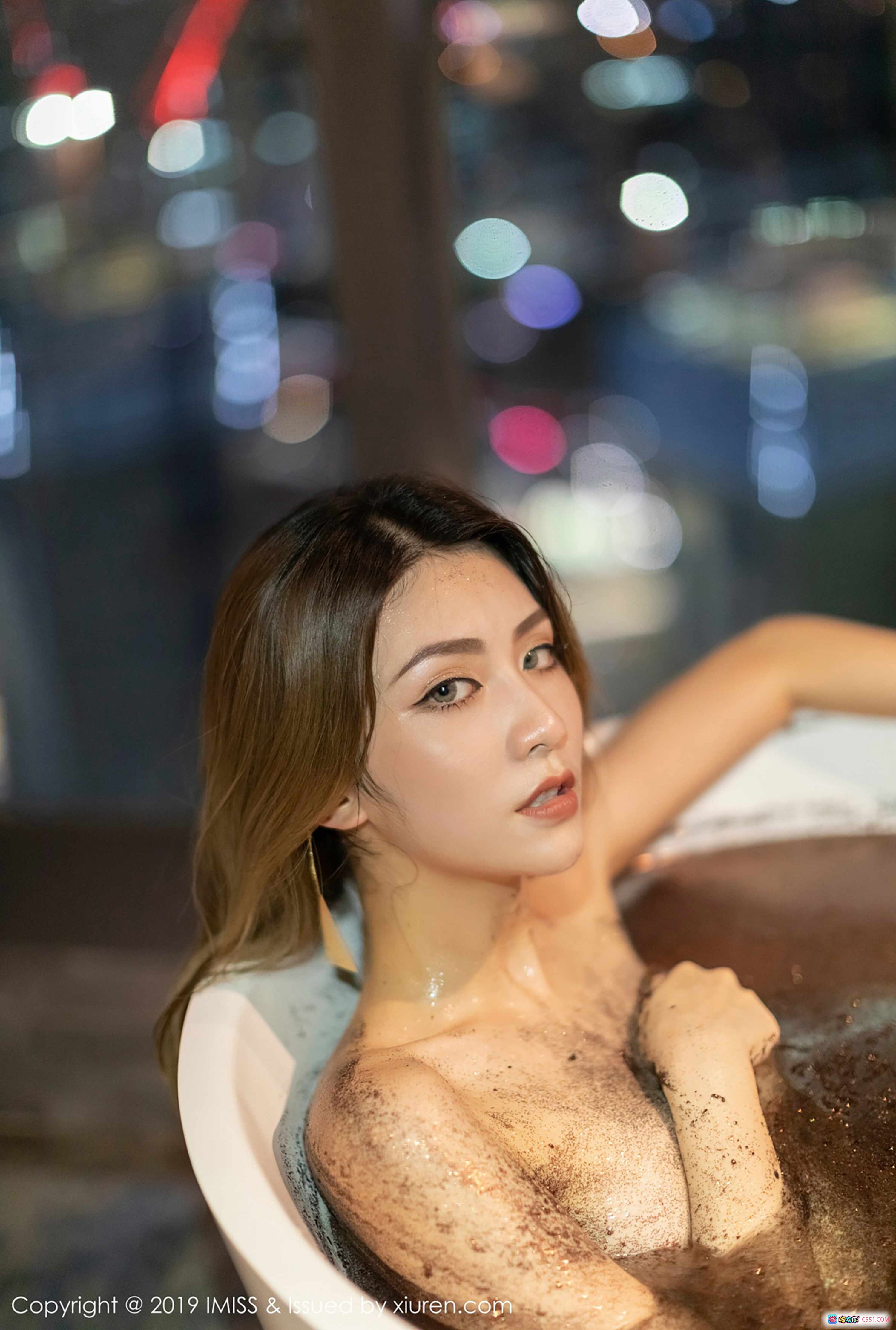 图片[8] - IMiss爱蜜社2019.02.02 VOL324 Arlie 美女内衣写真 37图138M 高清私房风 悬挂吊椅窗边自然光 桌面镜植物装饰 时尚性感居家风 - 就要吻