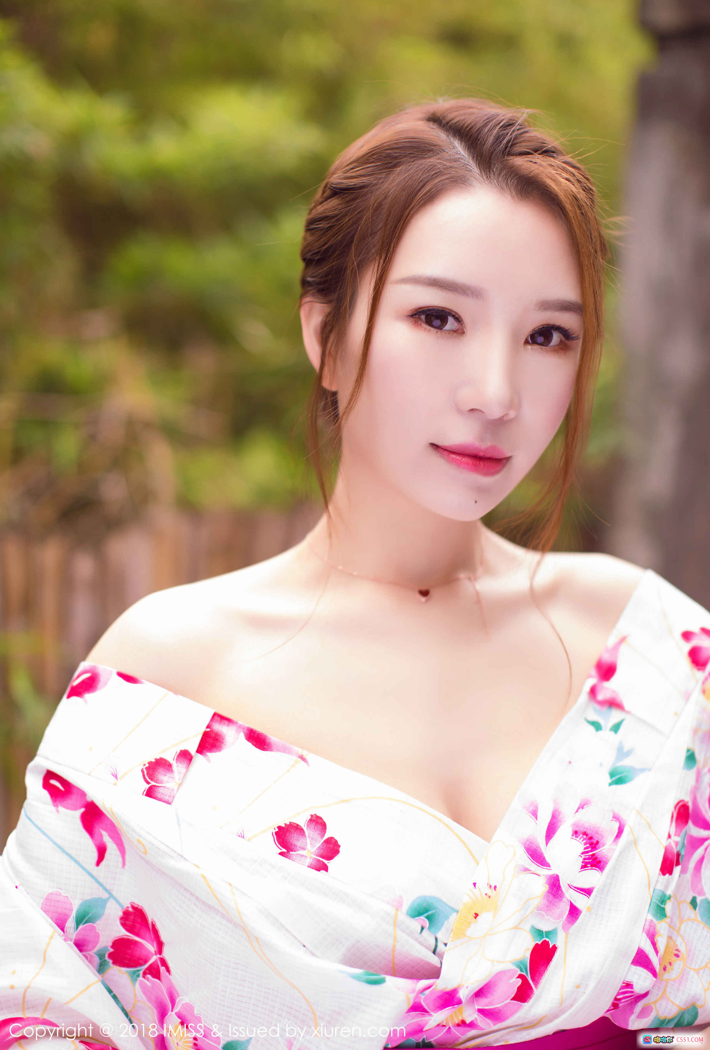 图片[1] - IMiss爱蜜社2018.06.06 VOL.252 Katrina日系和风写真 白底花卉浴衣 美女外景自然光人像摄影 - 就要吻