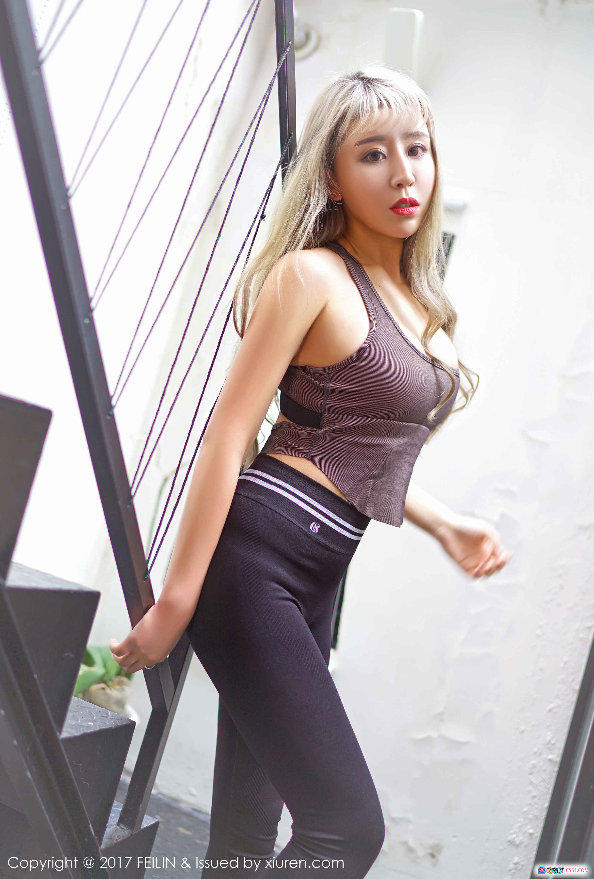 图片[6] - 上官冰玉性感写真 | 蓝色单肩裙床上私房照 | 红墙卧室唯美氛围 | FEILIN嗲囡囡Vol.070高清图集 - 就要吻