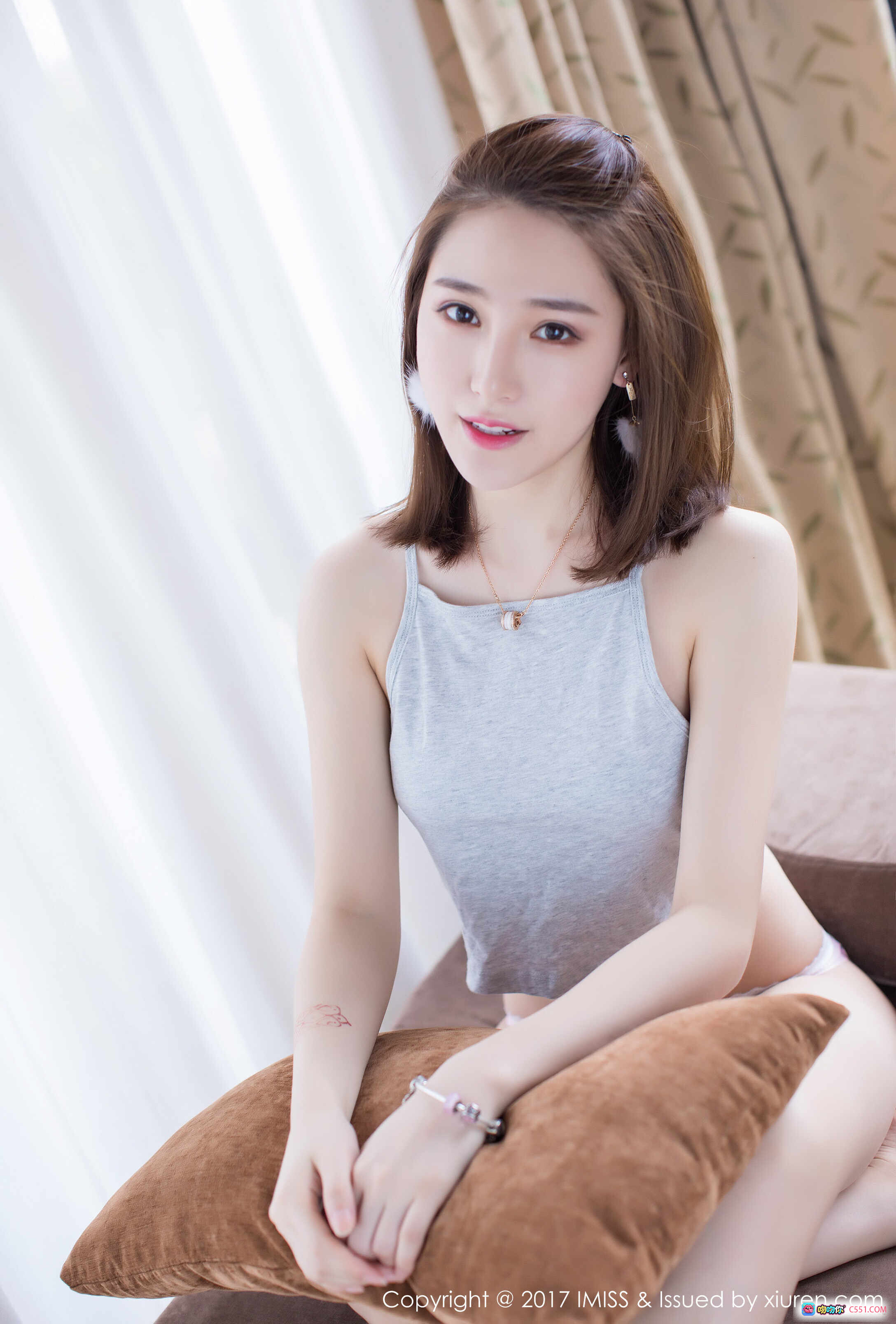 图片[1] - 刘奕宁Lynn清新居家写真 | 灰色吊带温柔坐姿 | 2017 IMISS爱蜜社 VOL.186 甜美少女风 - 就要吻