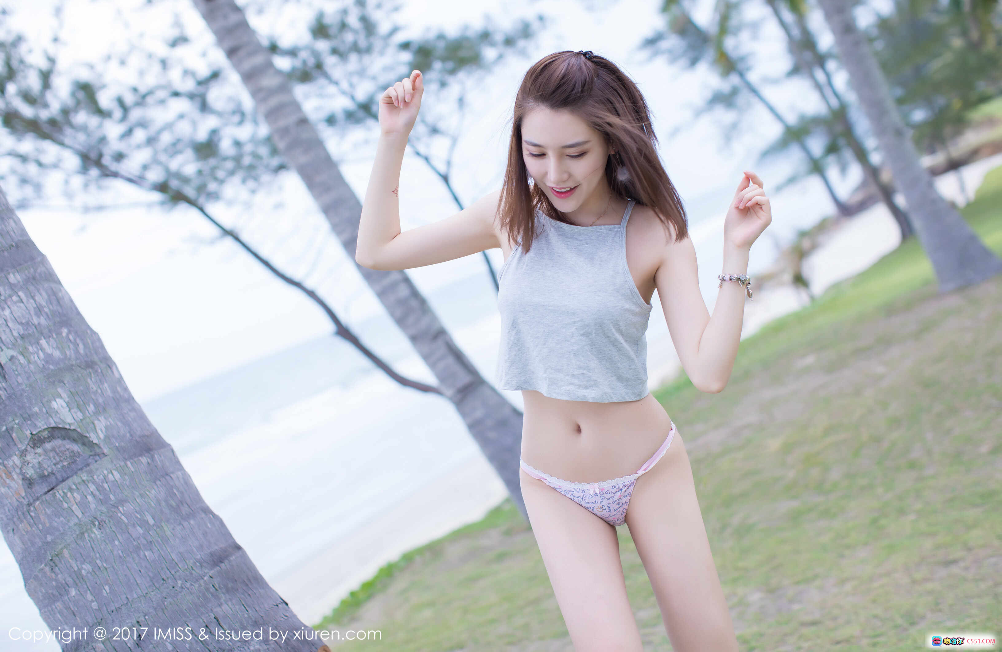 图片[4] - 刘奕宁Lynn清新居家写真 | 灰色吊带温柔坐姿 | 2017 IMISS爱蜜社 VOL.186 甜美少女风 - 就要吻