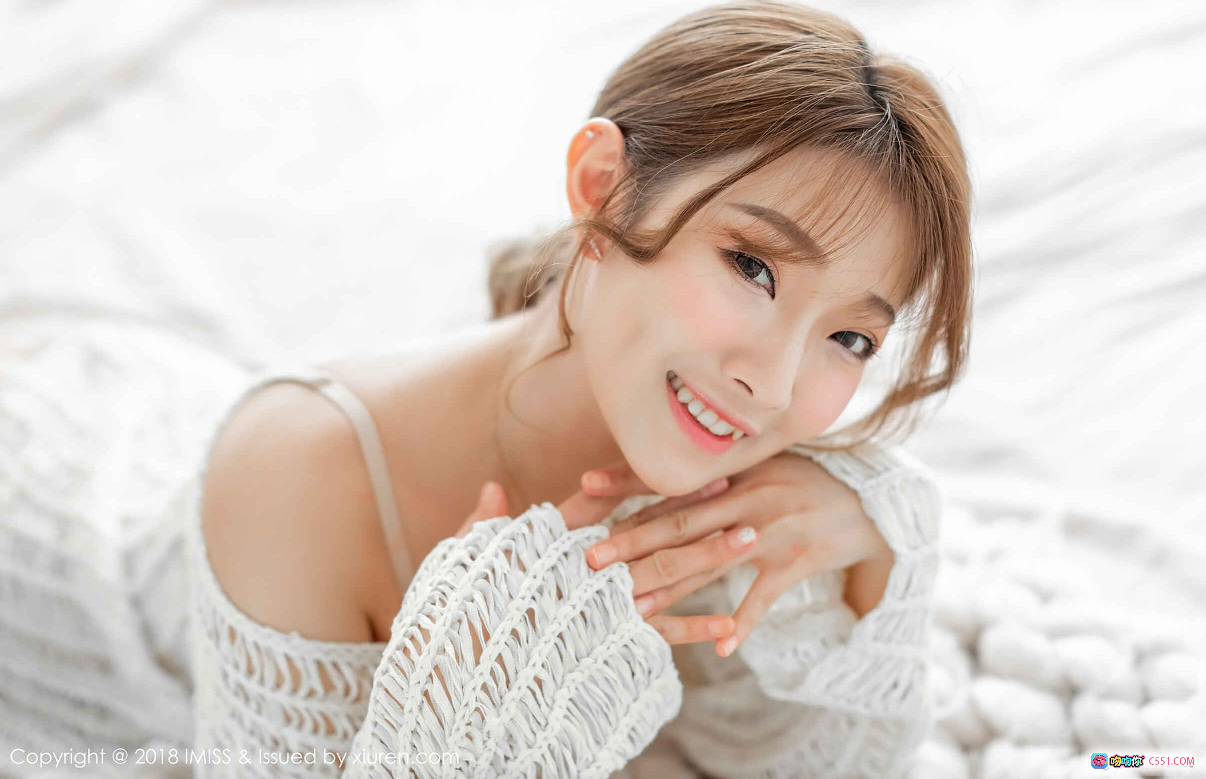 图片[1] - Bowie宝儿温柔微笑写真 | 白色针织镂空上衣 | 甜美少女风 | IMiss爱蜜社2018精选Vol.306 - 就要吻