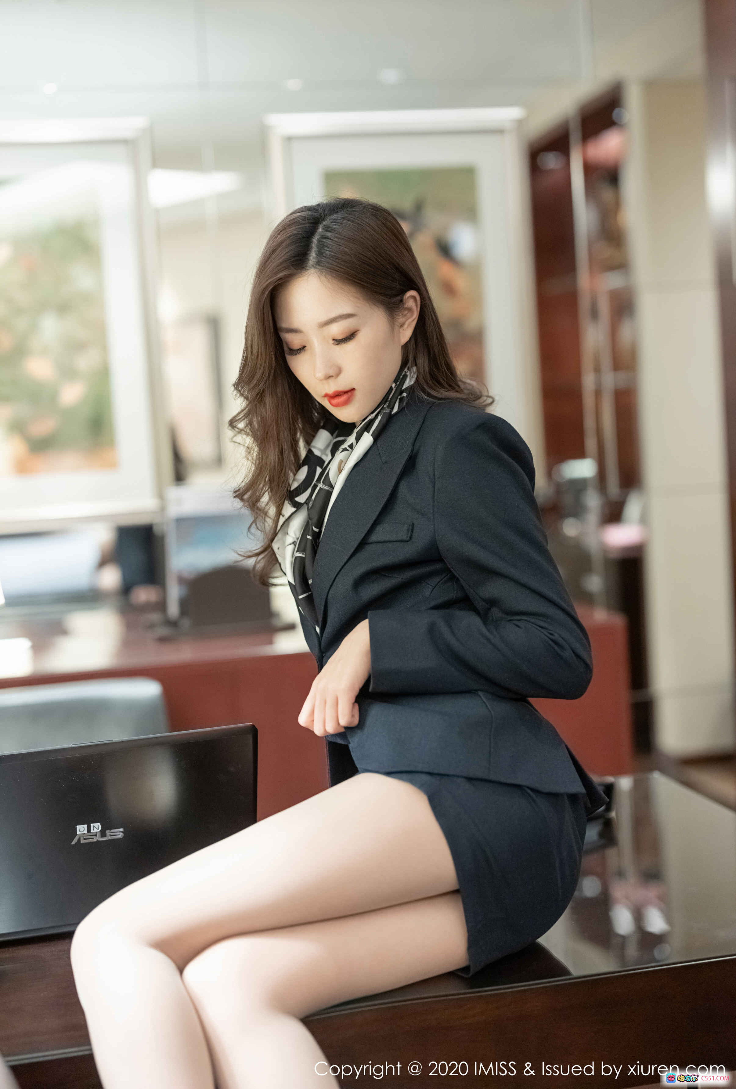 图片[3] - 杨紫嫣Cynthia职场OL美腿高跟写真 | IMiss爱蜜社2020.02.26 VOL.444优雅西装搭配丝巾性感坐姿办公场景高清图集 - 就要吻