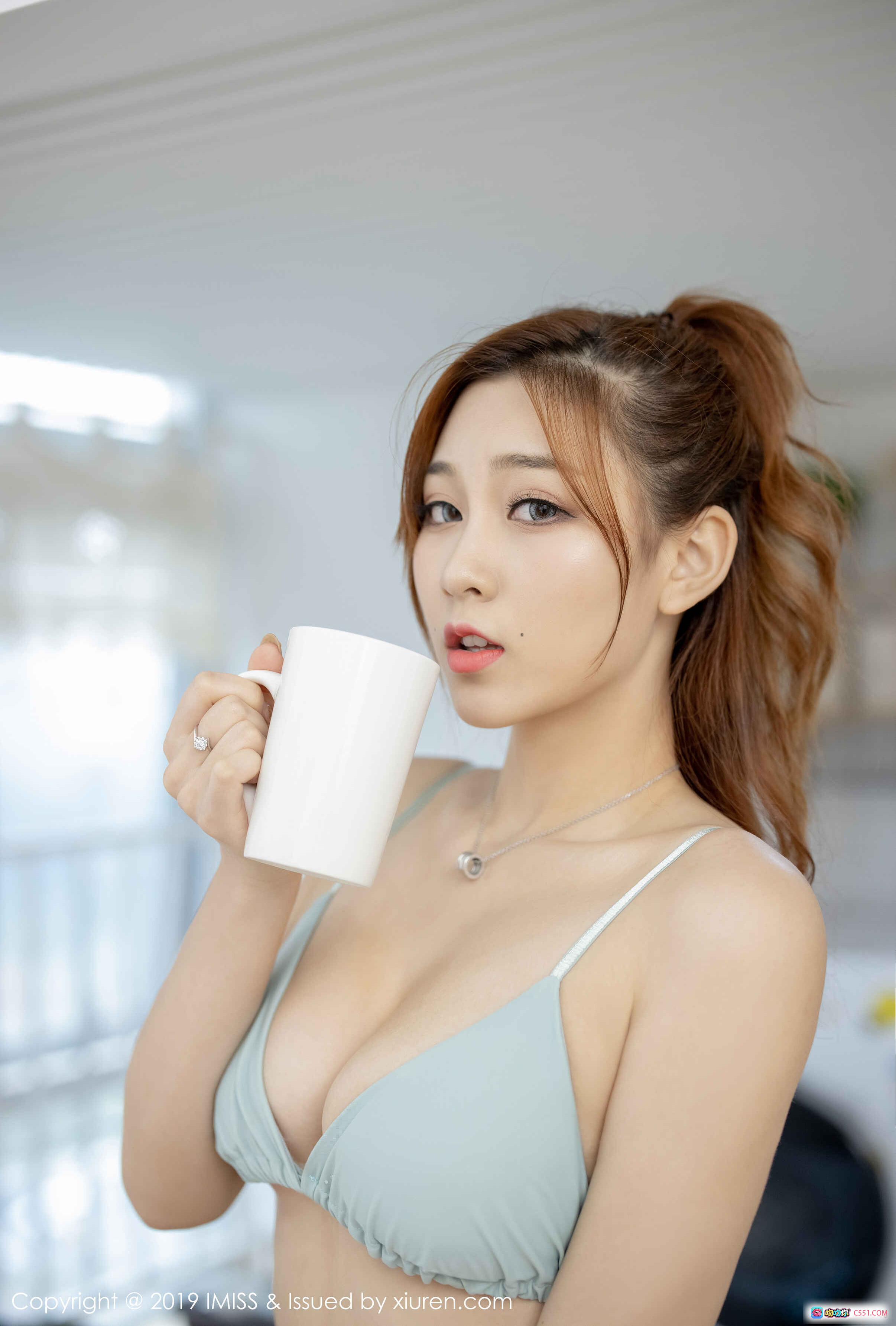 莉娜lena清新居家写真 | 浅蓝吊带内衣搭配白杯咖啡 | 2019 IMiss爱蜜社VOL.372高质私房照 - 就要吻